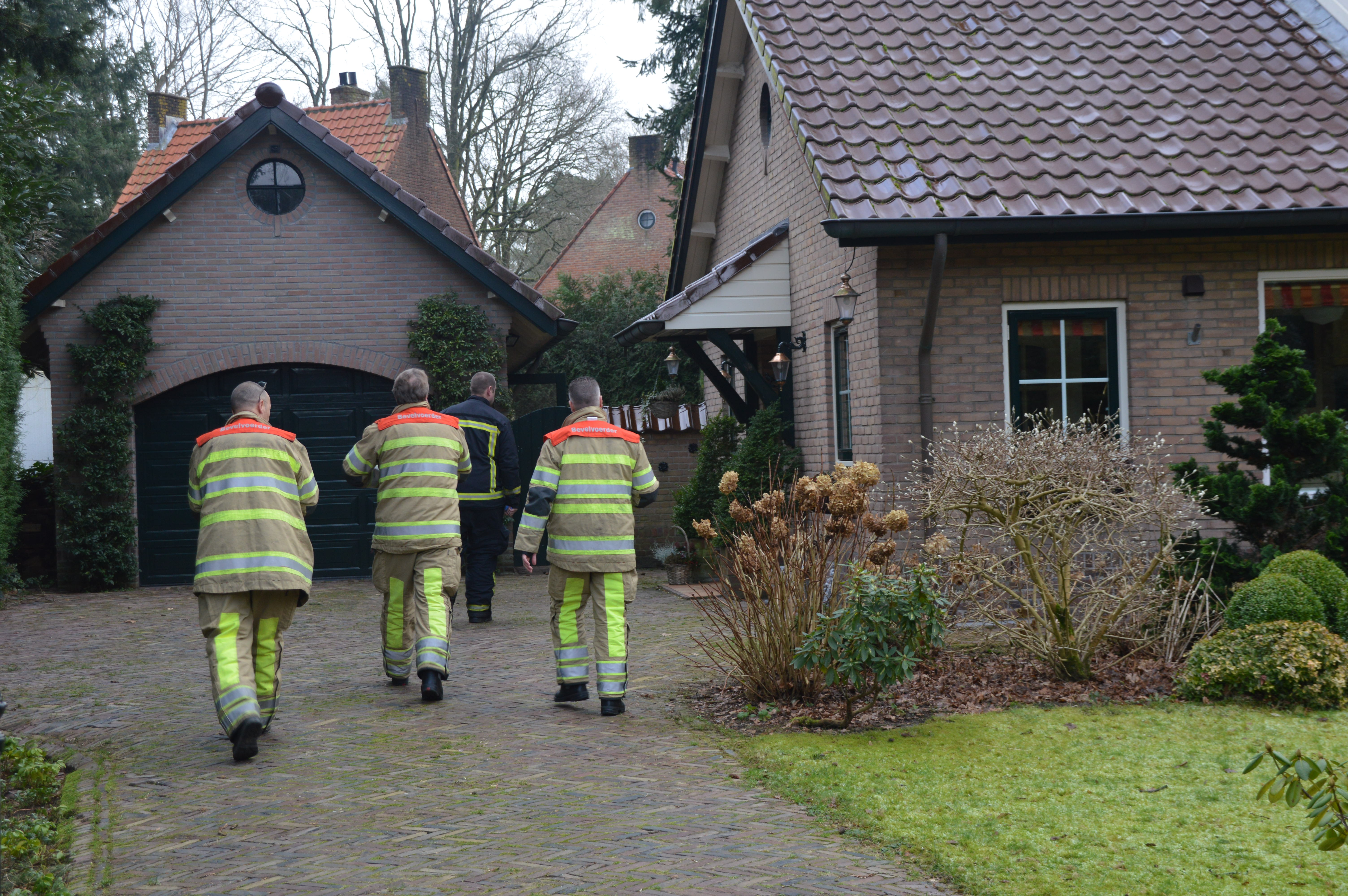 Brandweer verleent op twee fronten hulp
