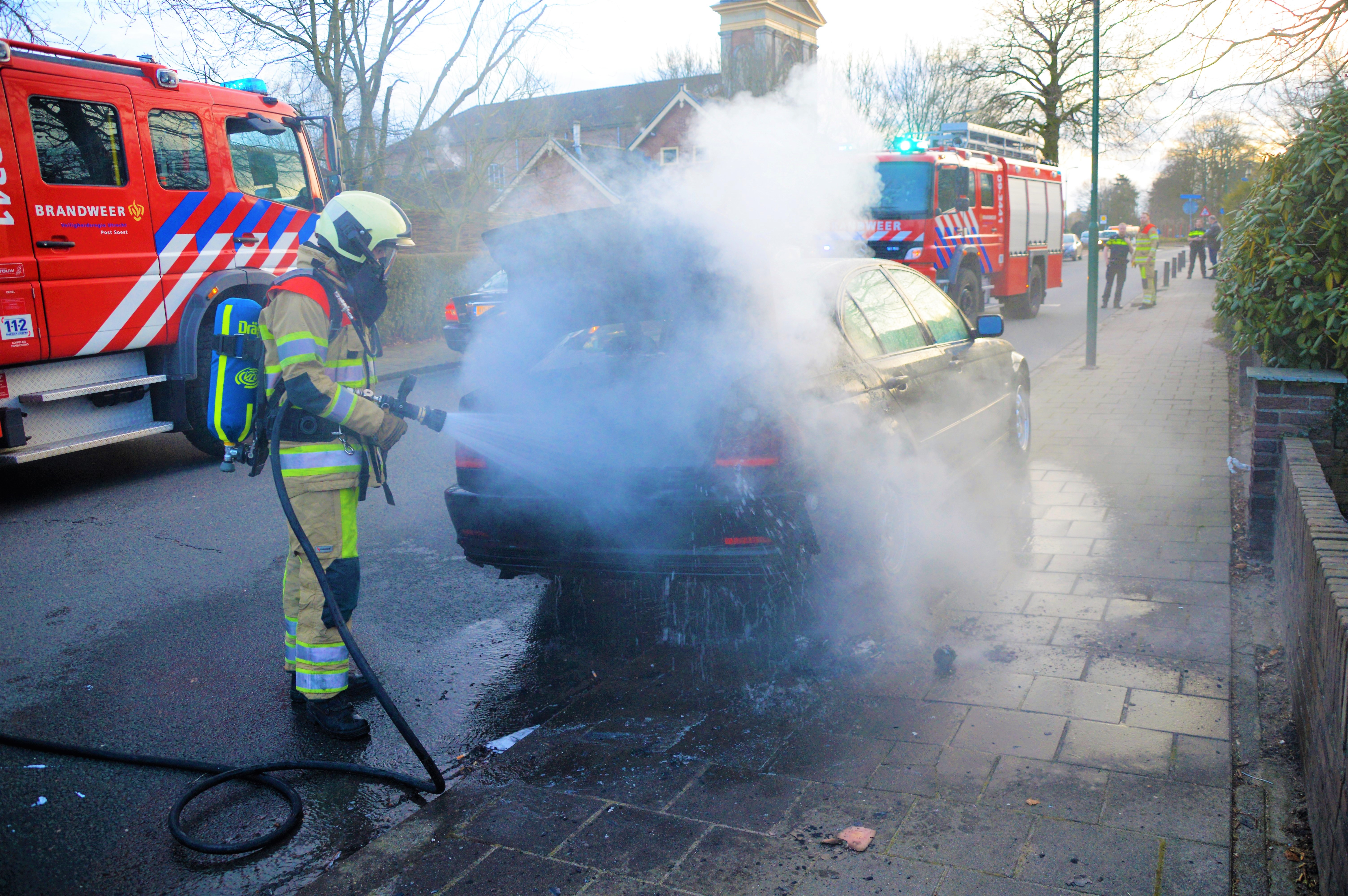 Autobrand bij brandweerkazerne
