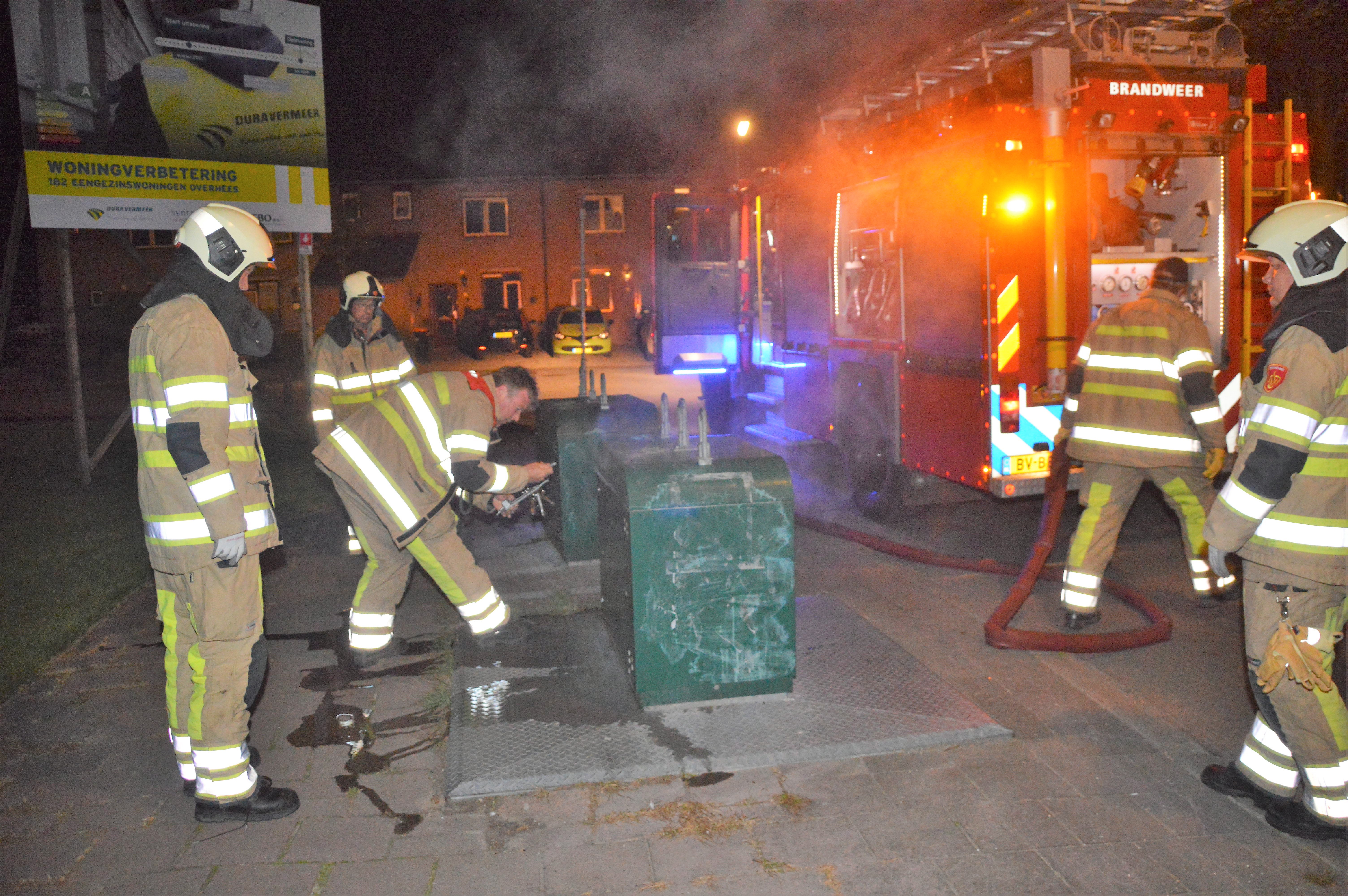 Brandende papiercontainer wordt watercontainer