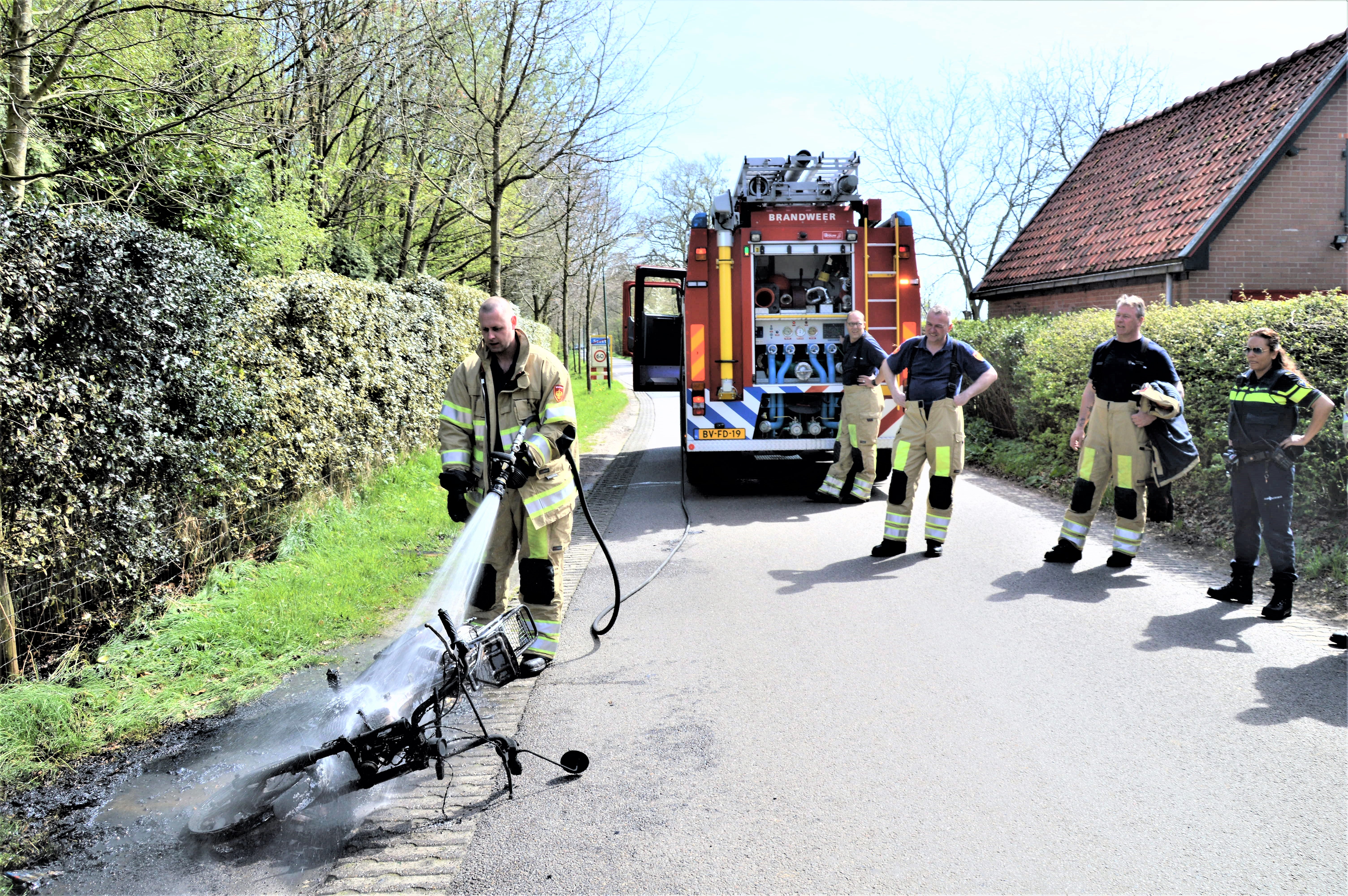 Kleding bromfietser  vliegt in brand