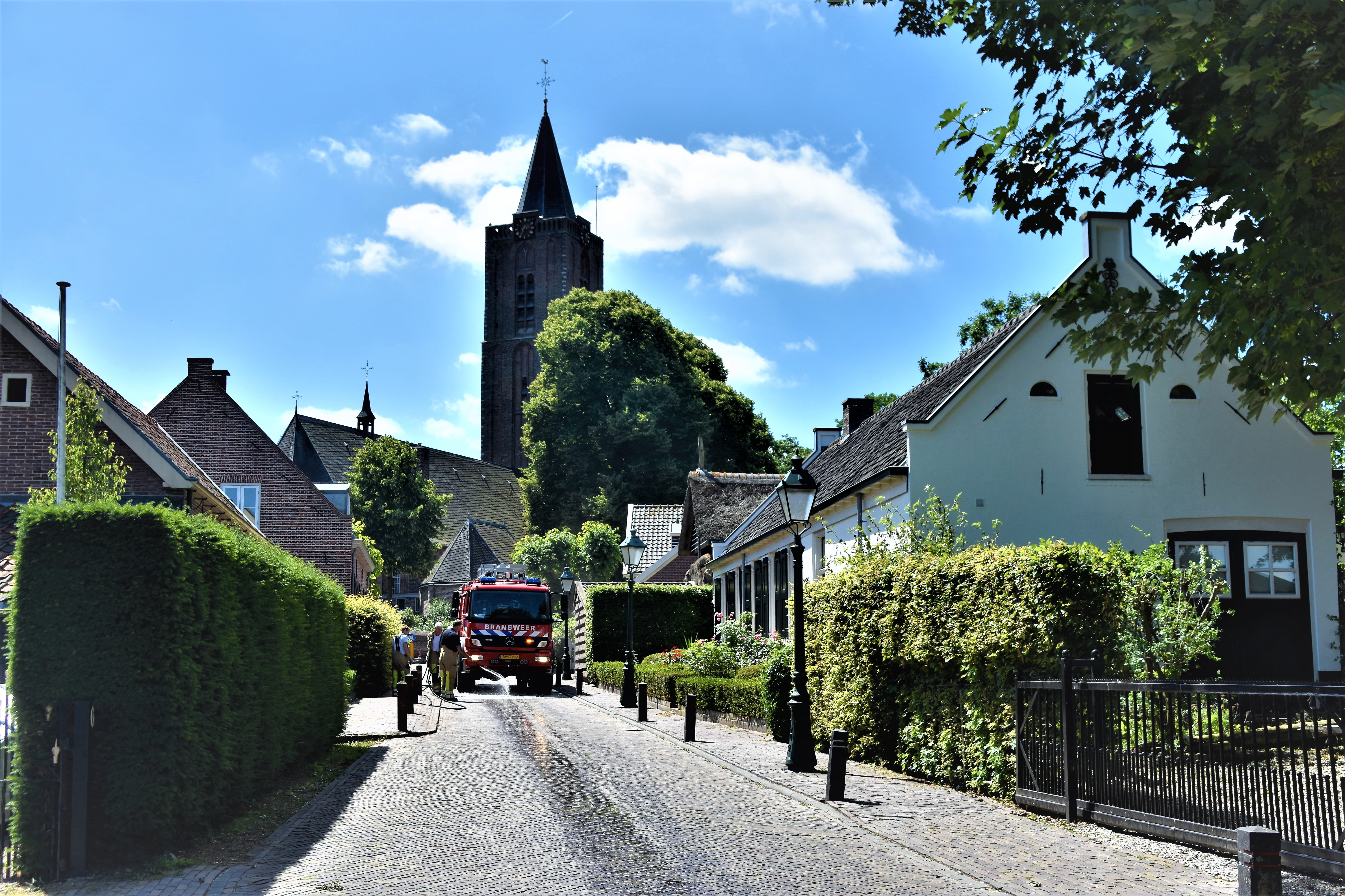 Eemstraat ruim een uur dicht door oliespoor