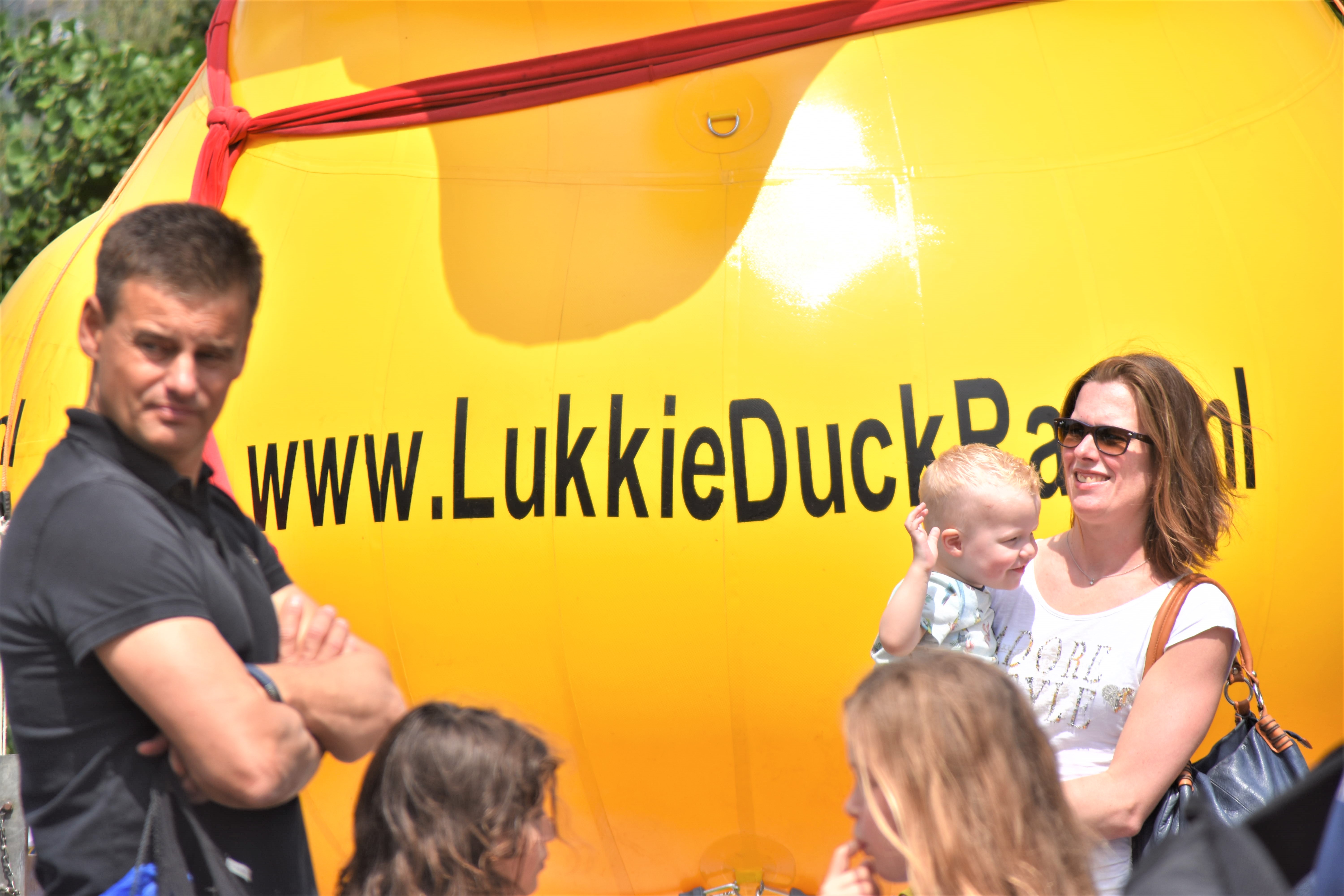 Duizenden bezoekers bij eendenrace