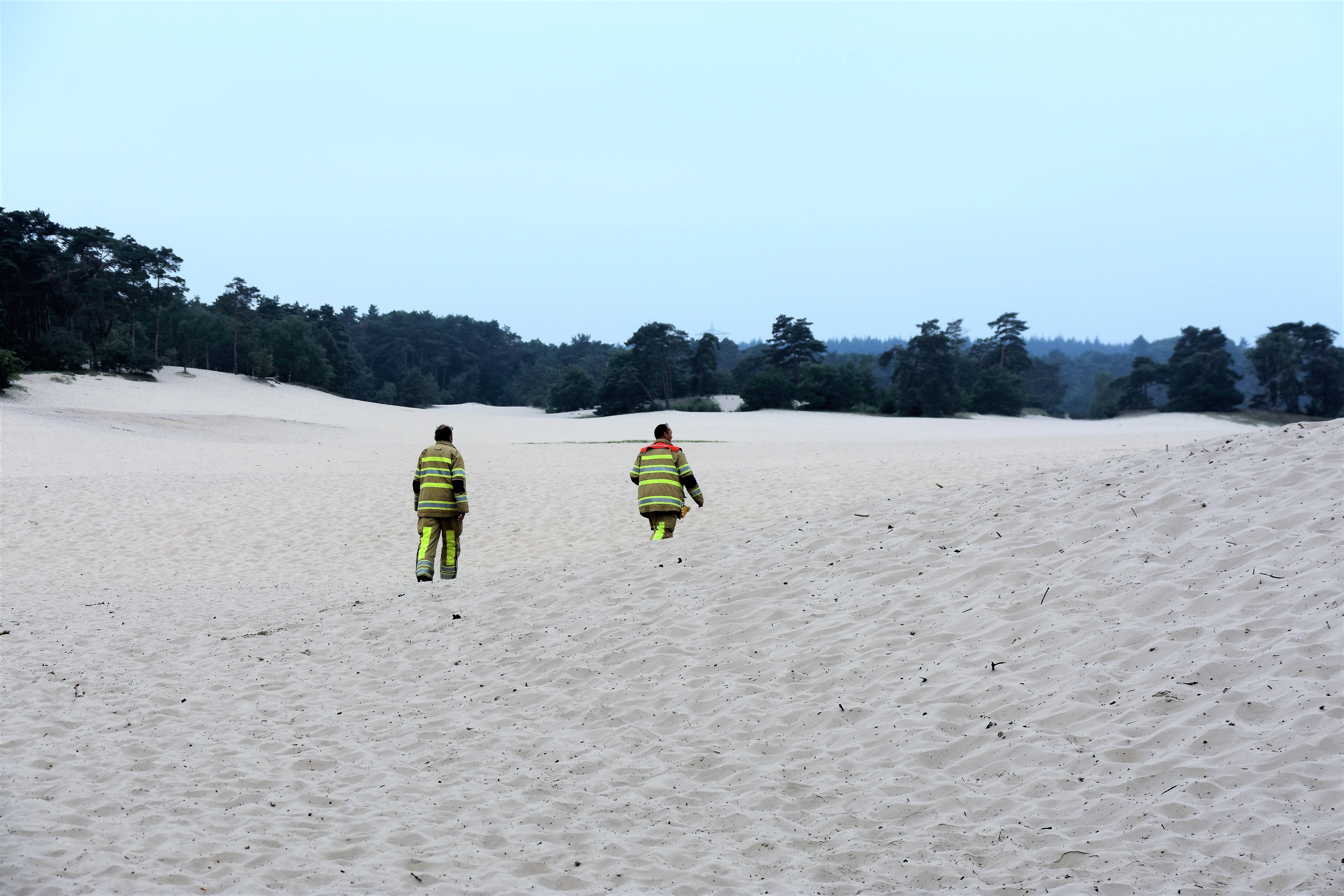 Brandweerlieden maken duinwandeling voor kampvuur
