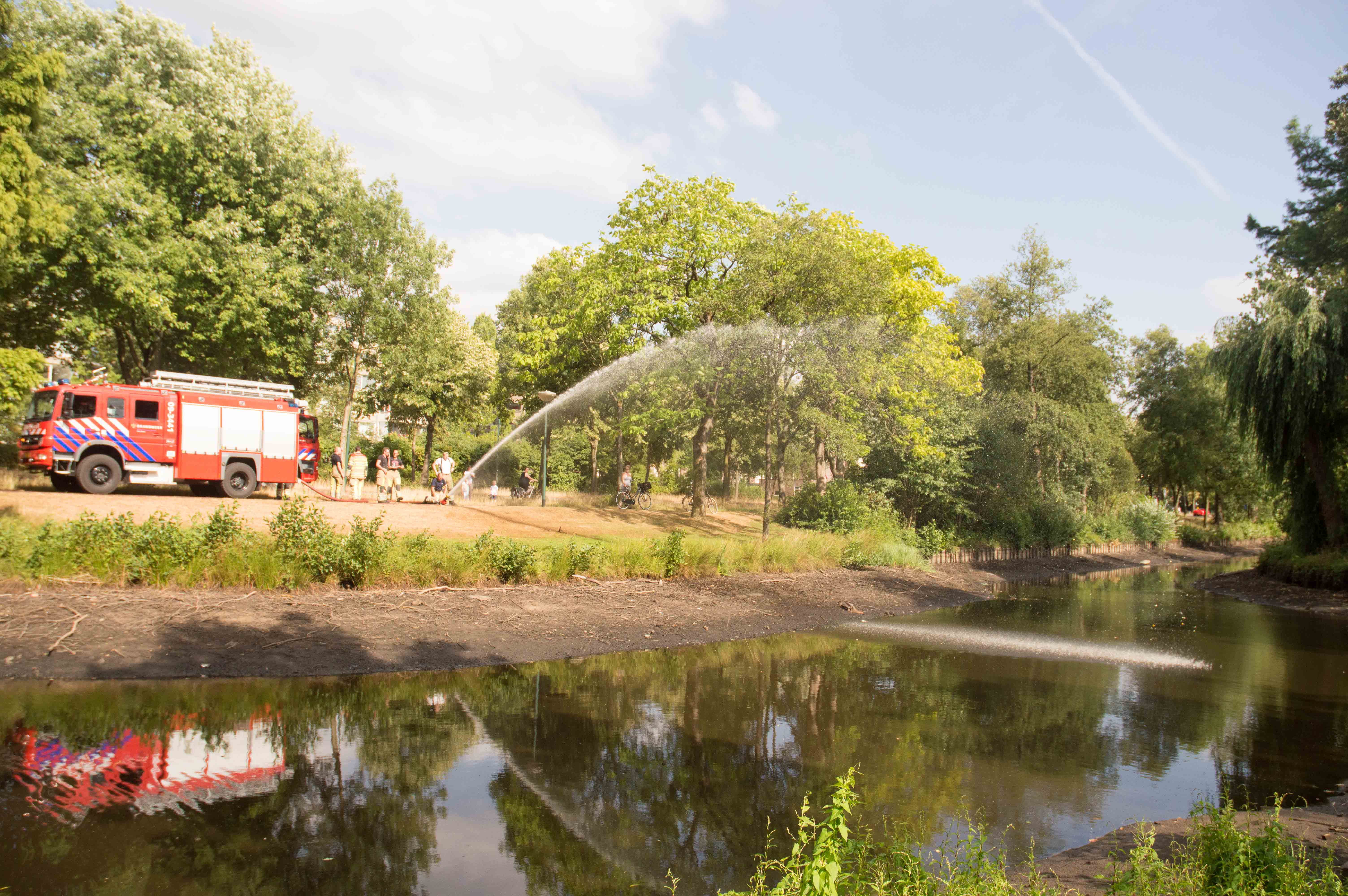 Brandweer geeft vissen lucht