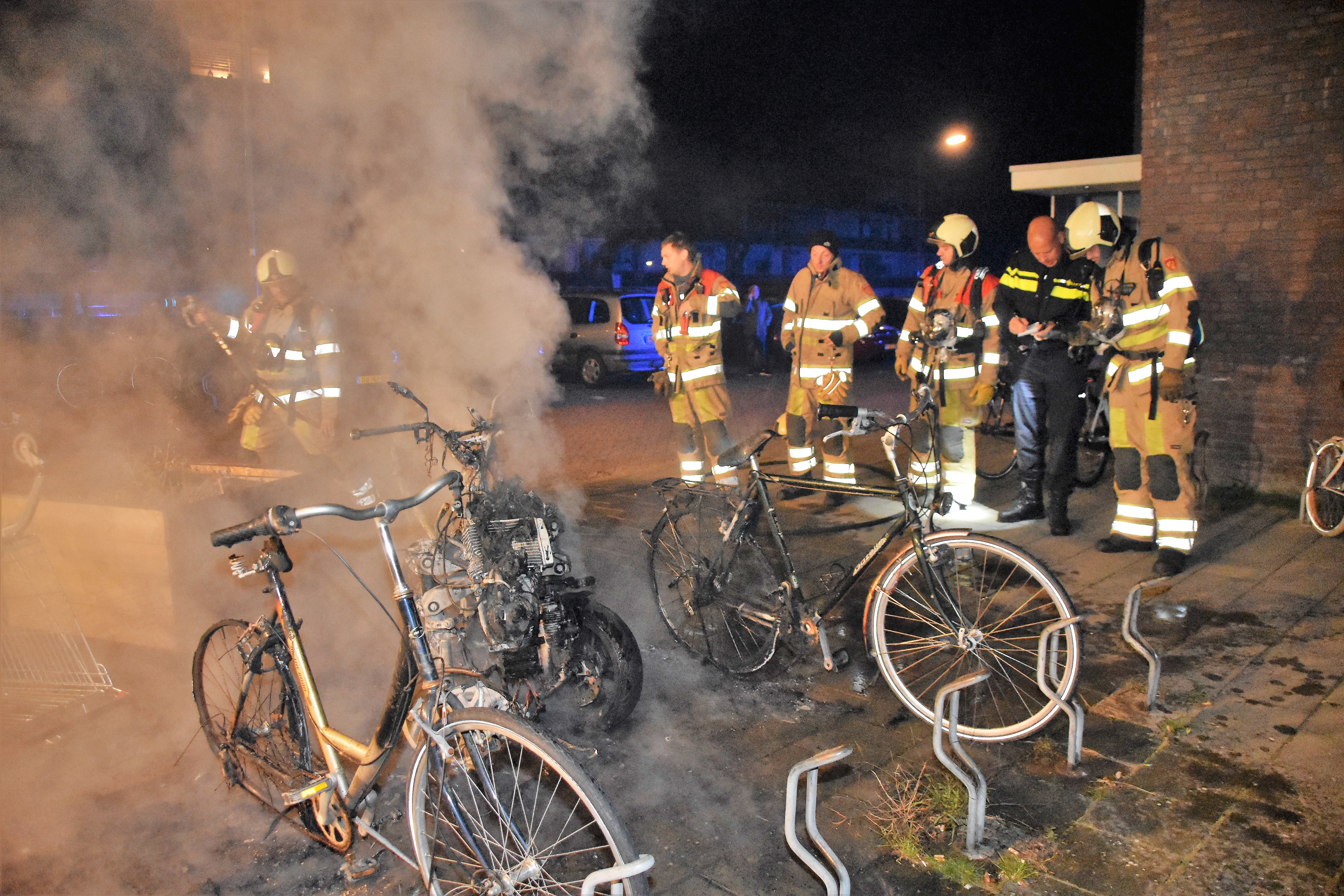 Motorscooter en fietsen door brand verwoest