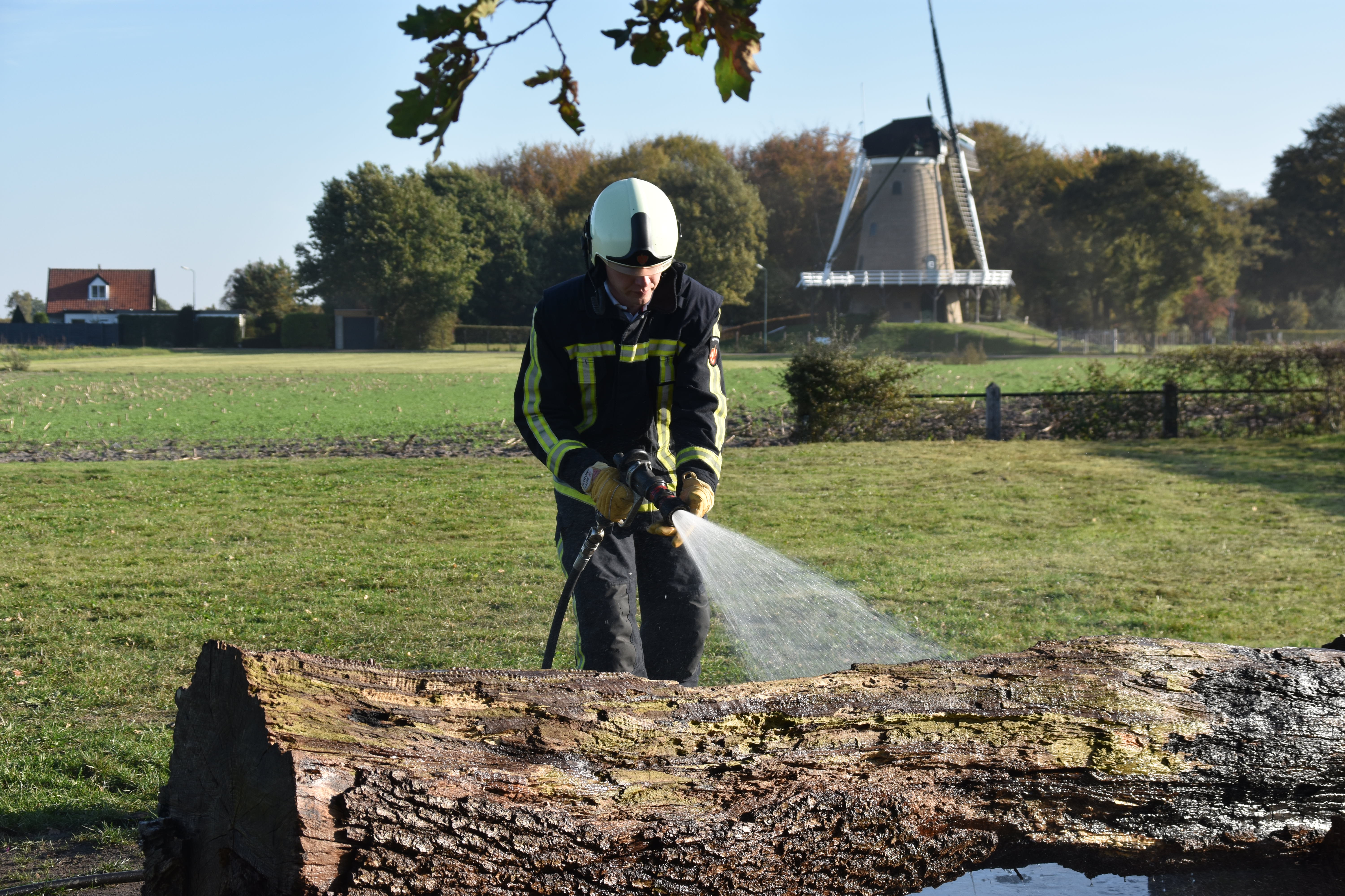 Aangestoken jassen zetten bank in brand