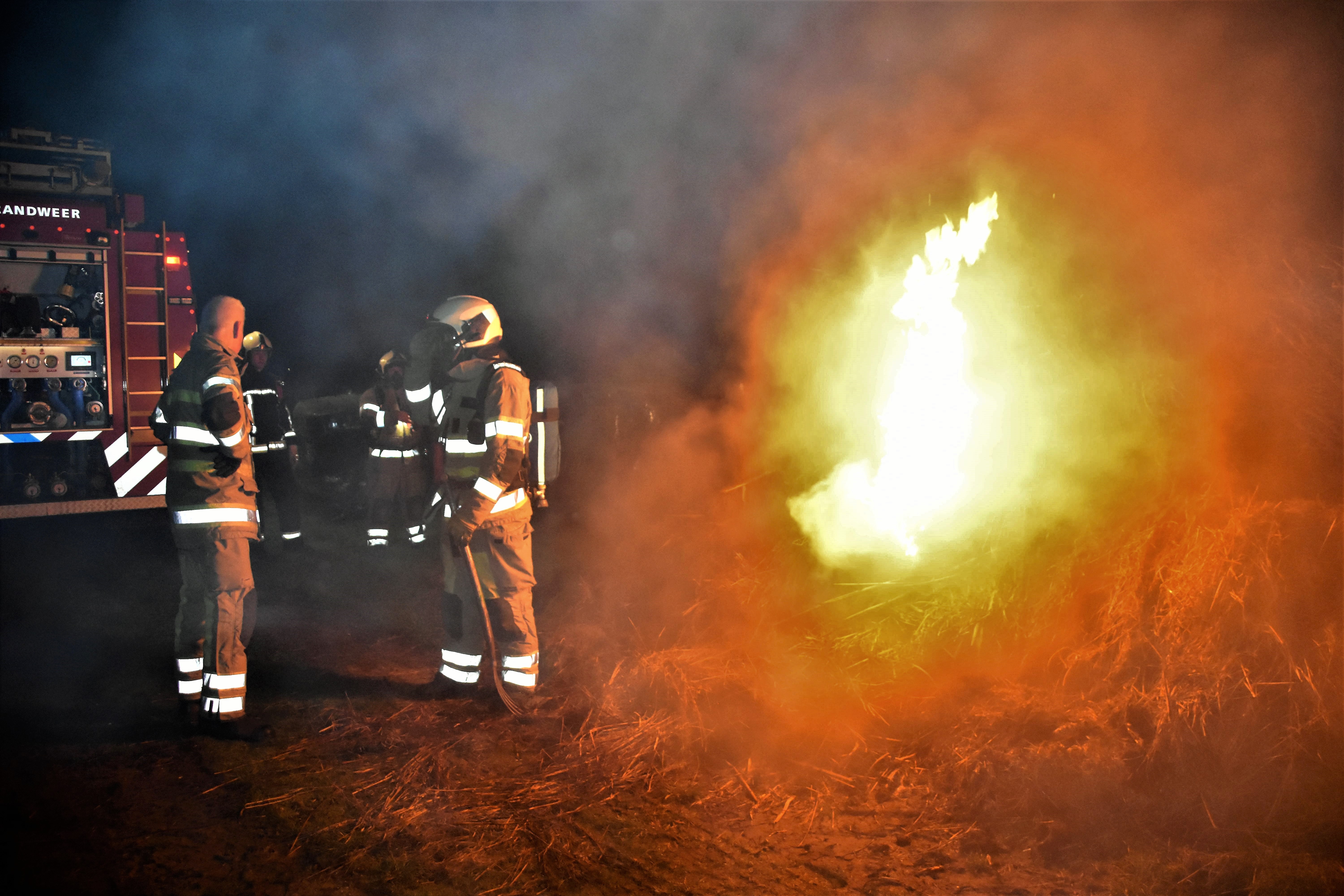 Balen hooi gespaard bij afvalbrand