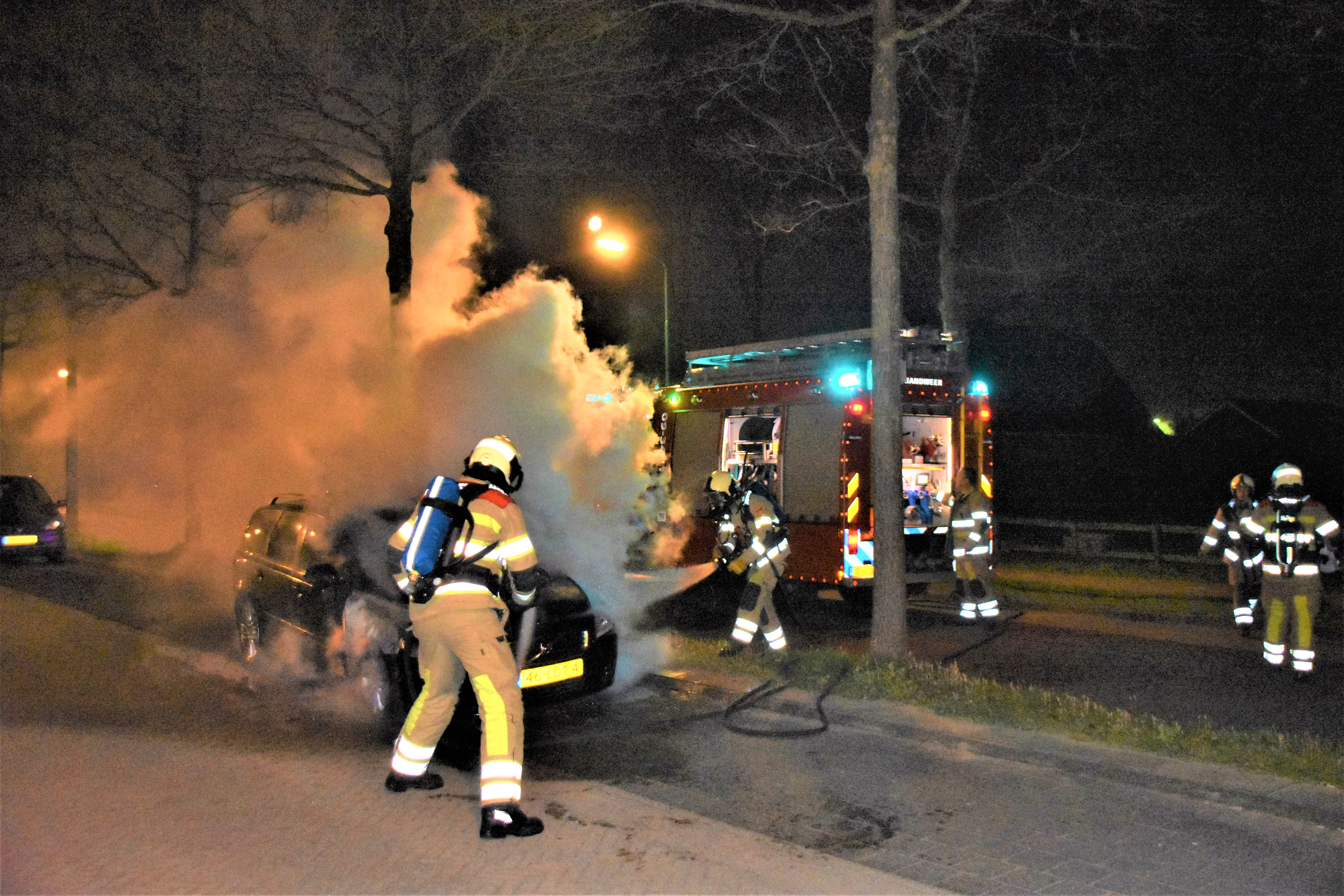Auto door brand verwoest