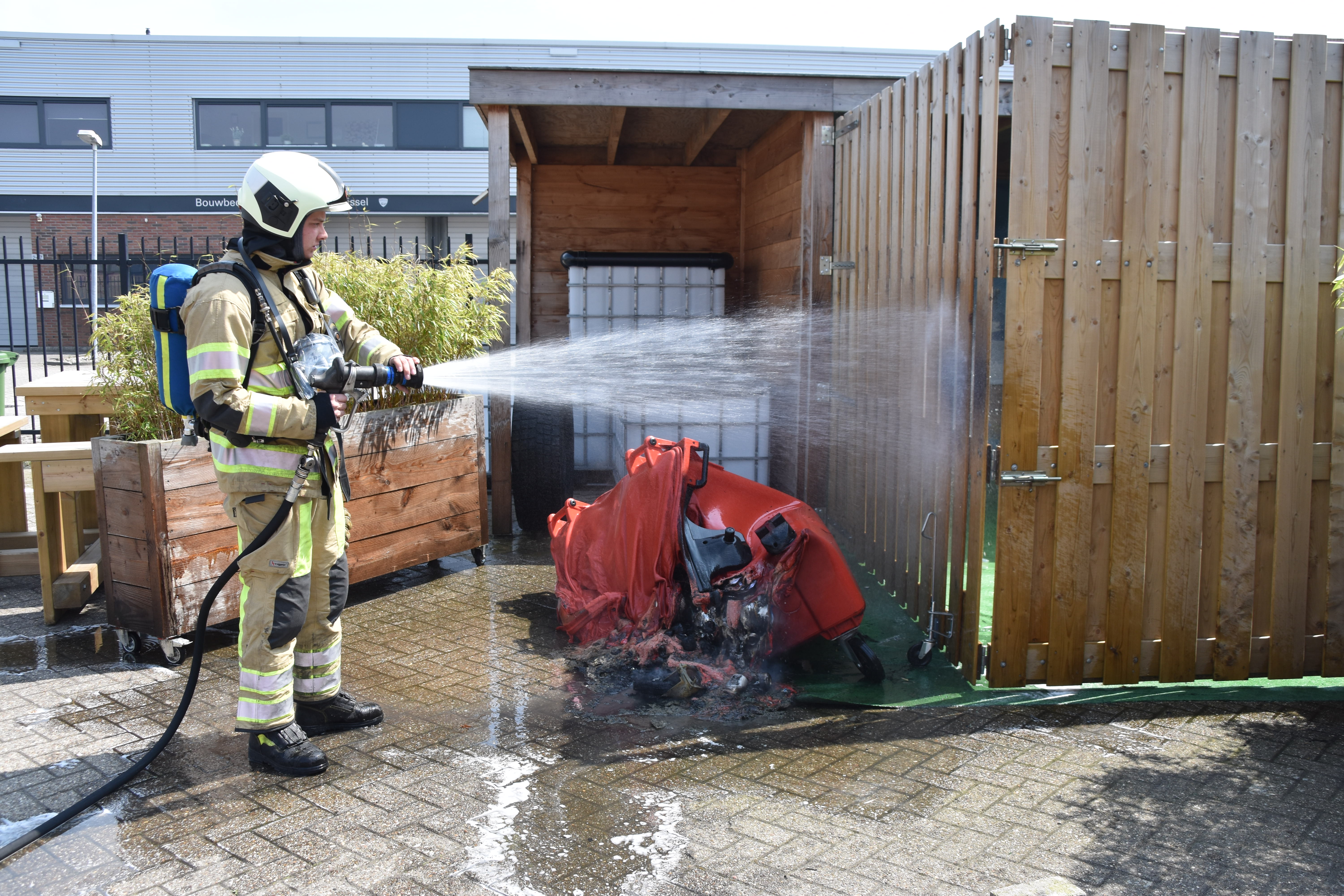 Barbecuefeestje eindigt met containerbrand