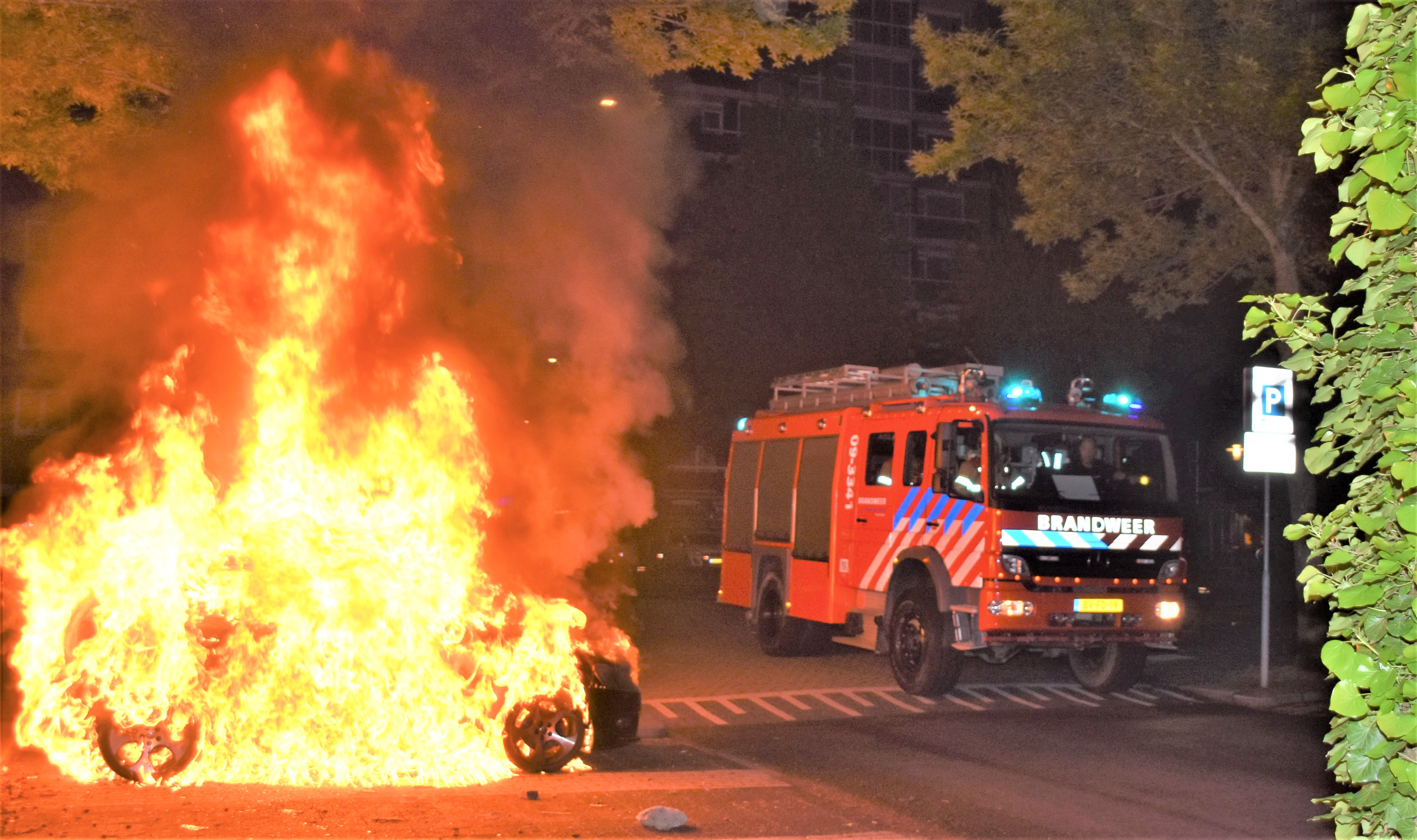 Inbreker zet auto in brand