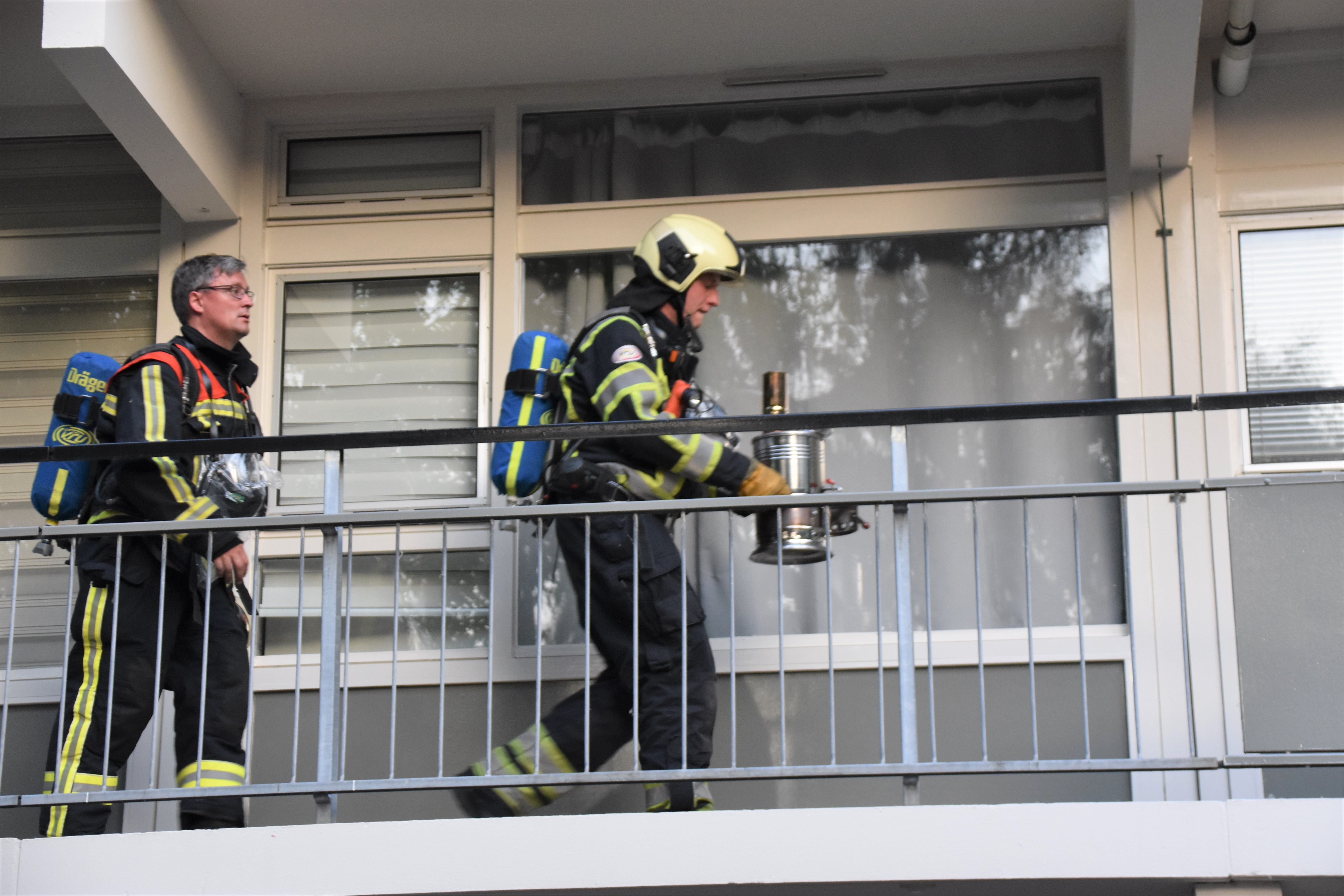 Brand in papiergestookt theezetapparaat