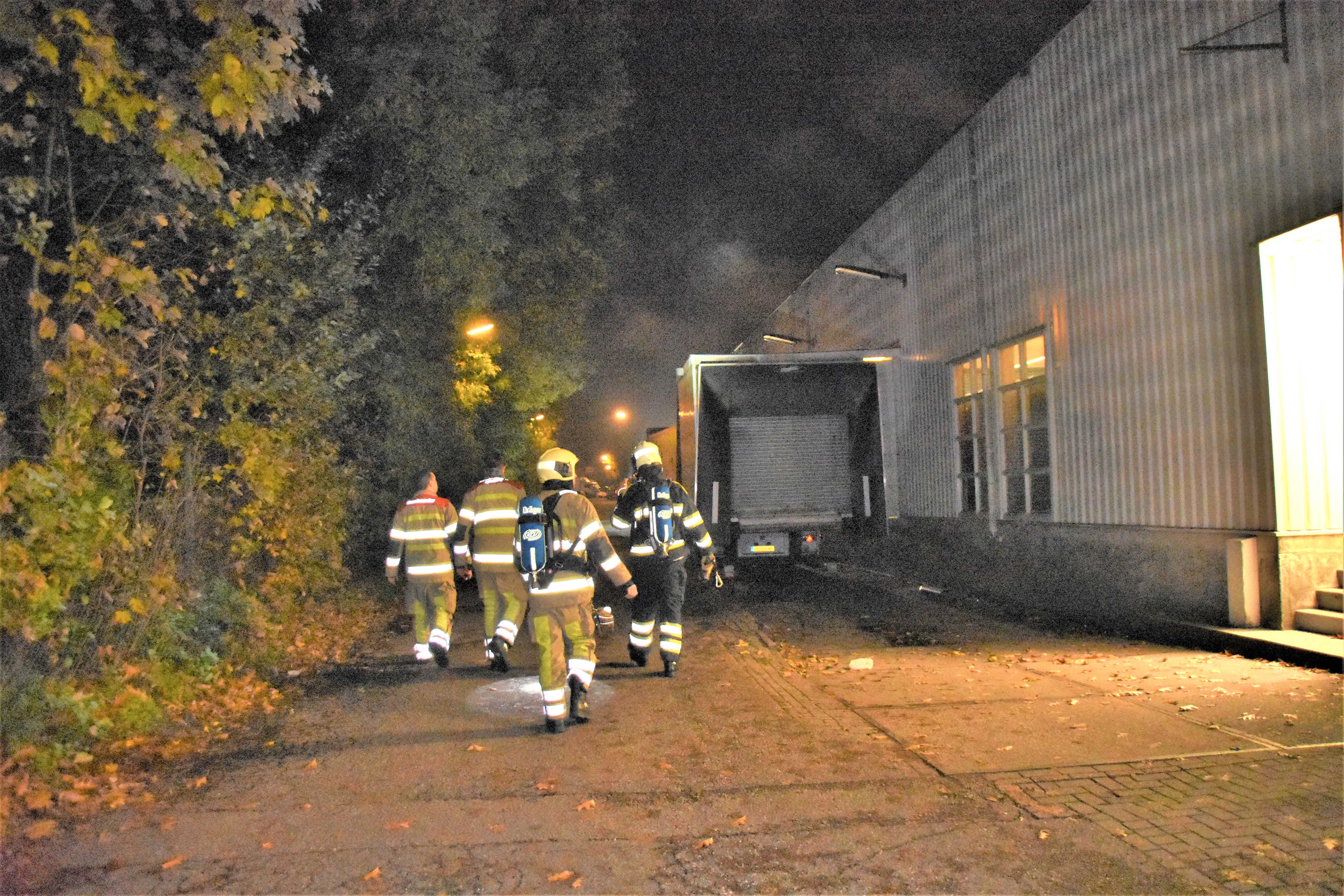 Stoomwolk en oranje licht voor brand aangezien