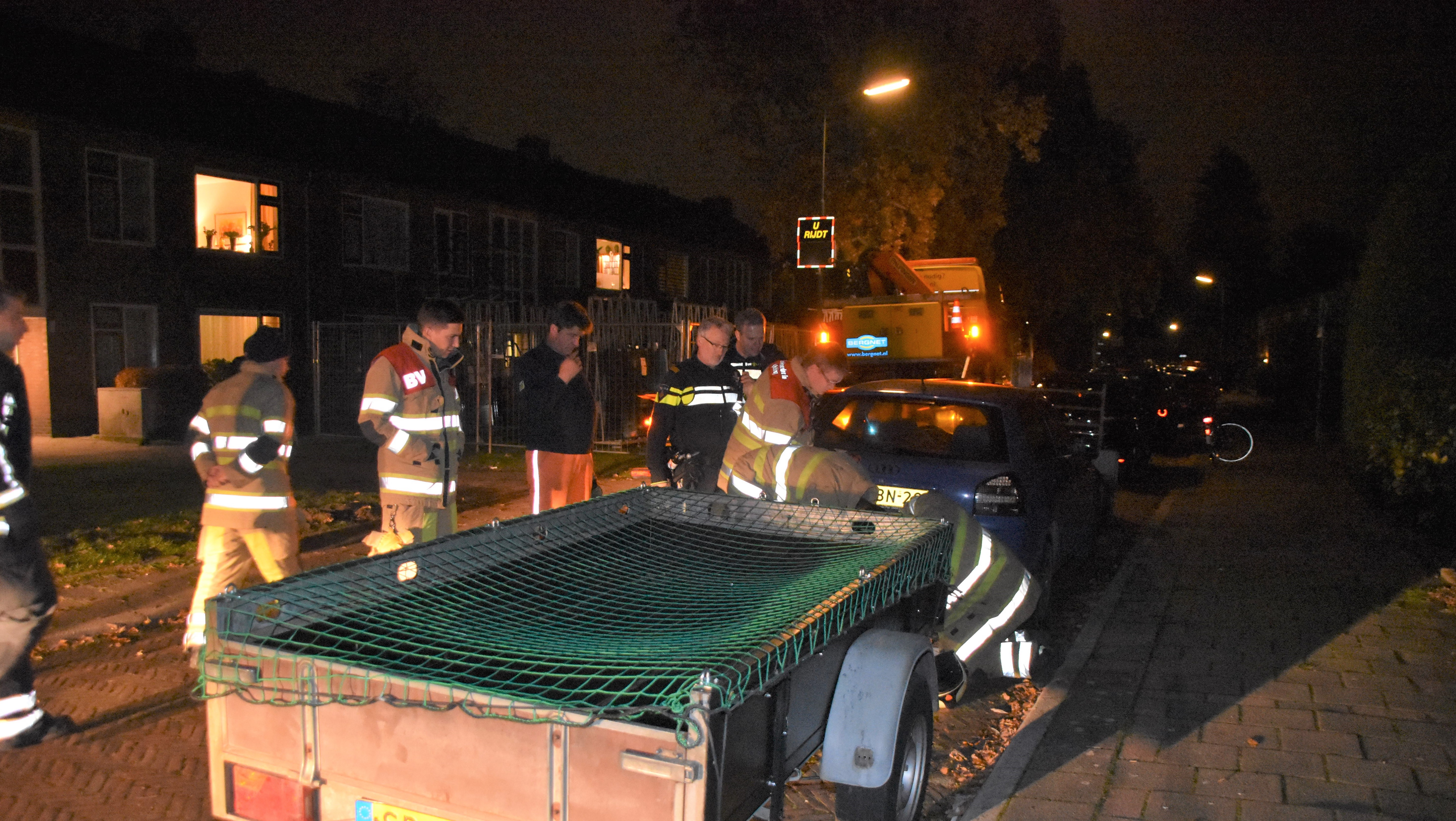 Brandweer koppelt aanhangwagen los