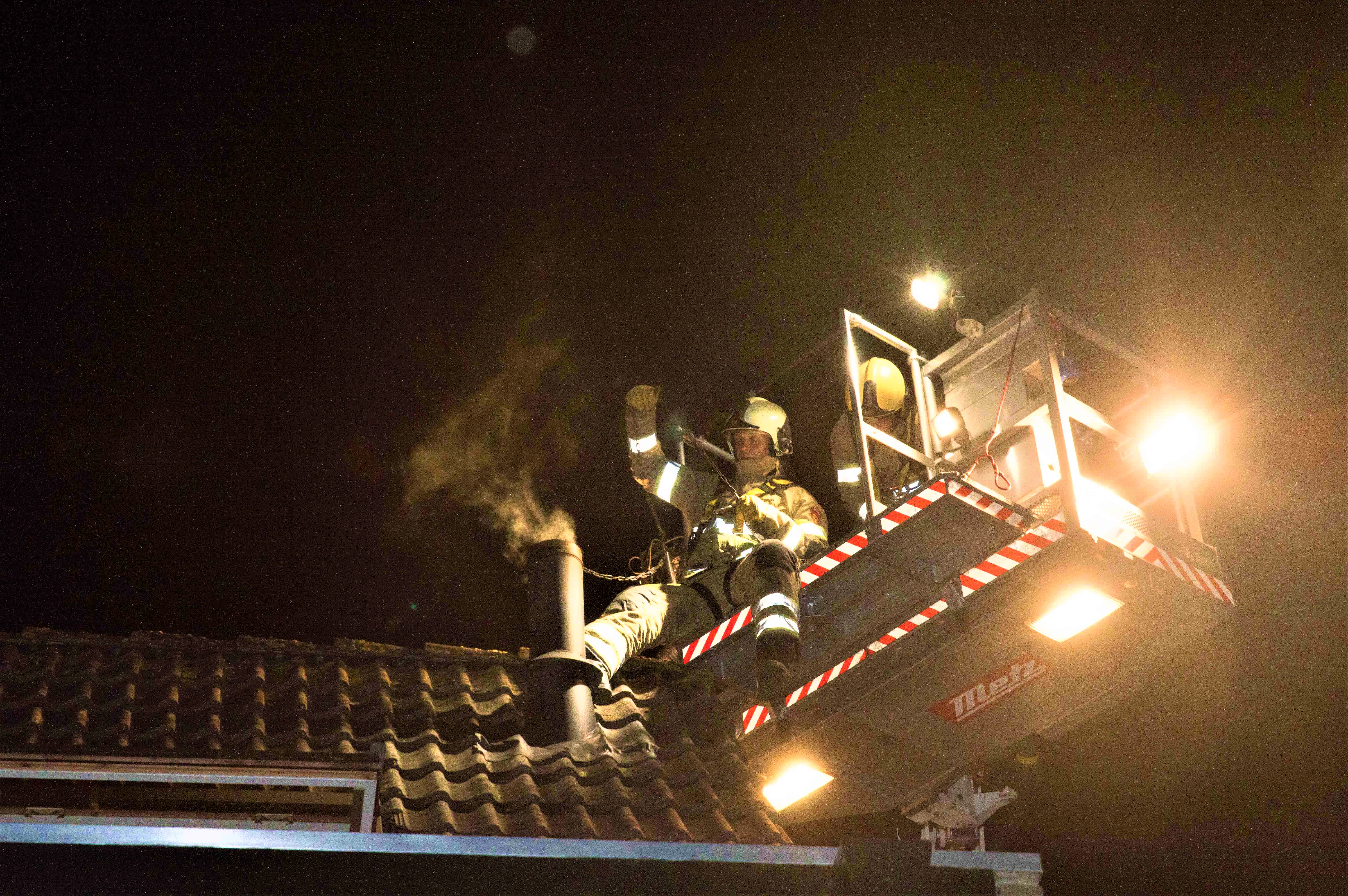 Brandweer veegt pas geveegde schoorsteen
