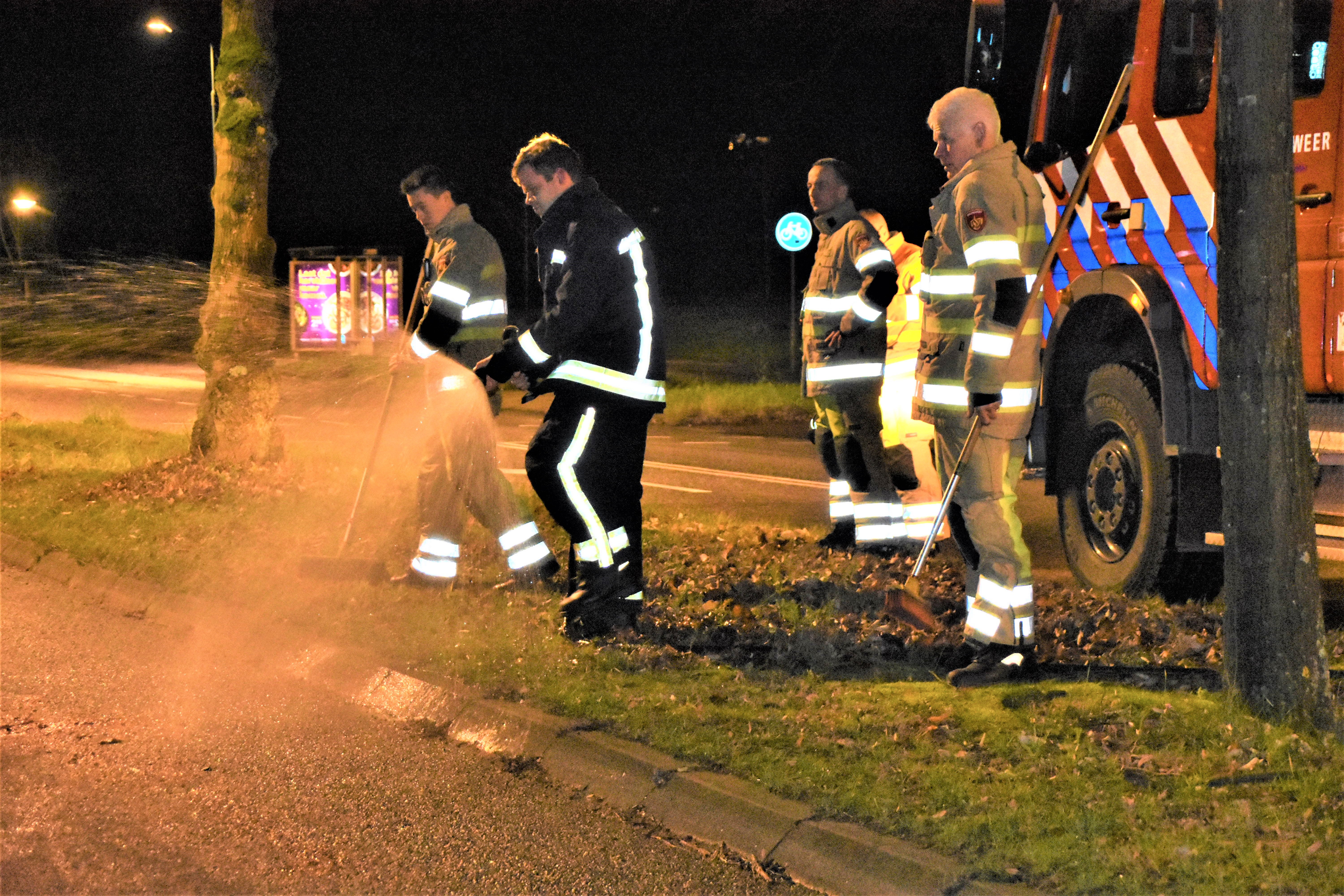 Weg dicht na aanrijding bus met hond