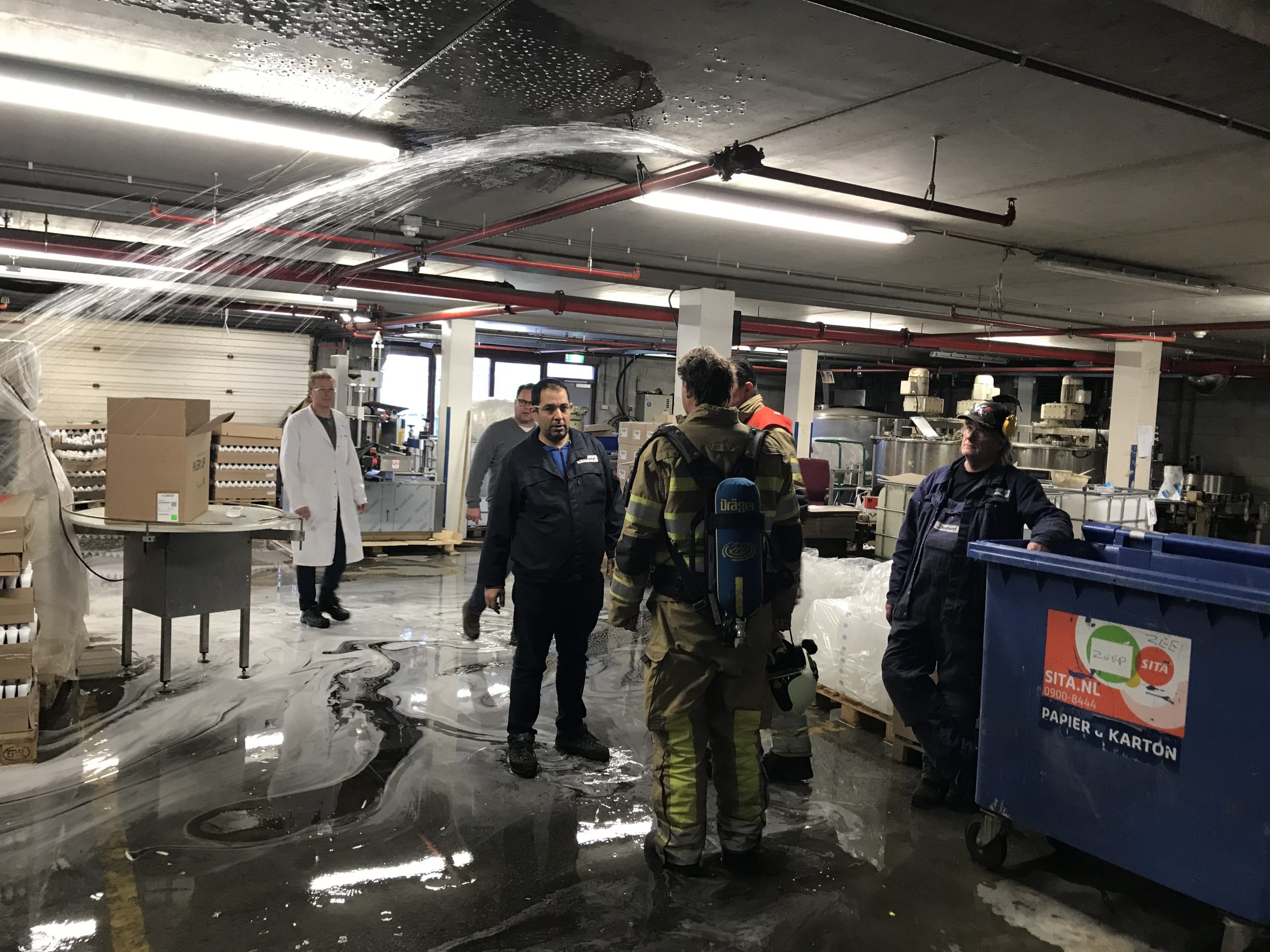 Met heftruck sprinkler kapot gereden