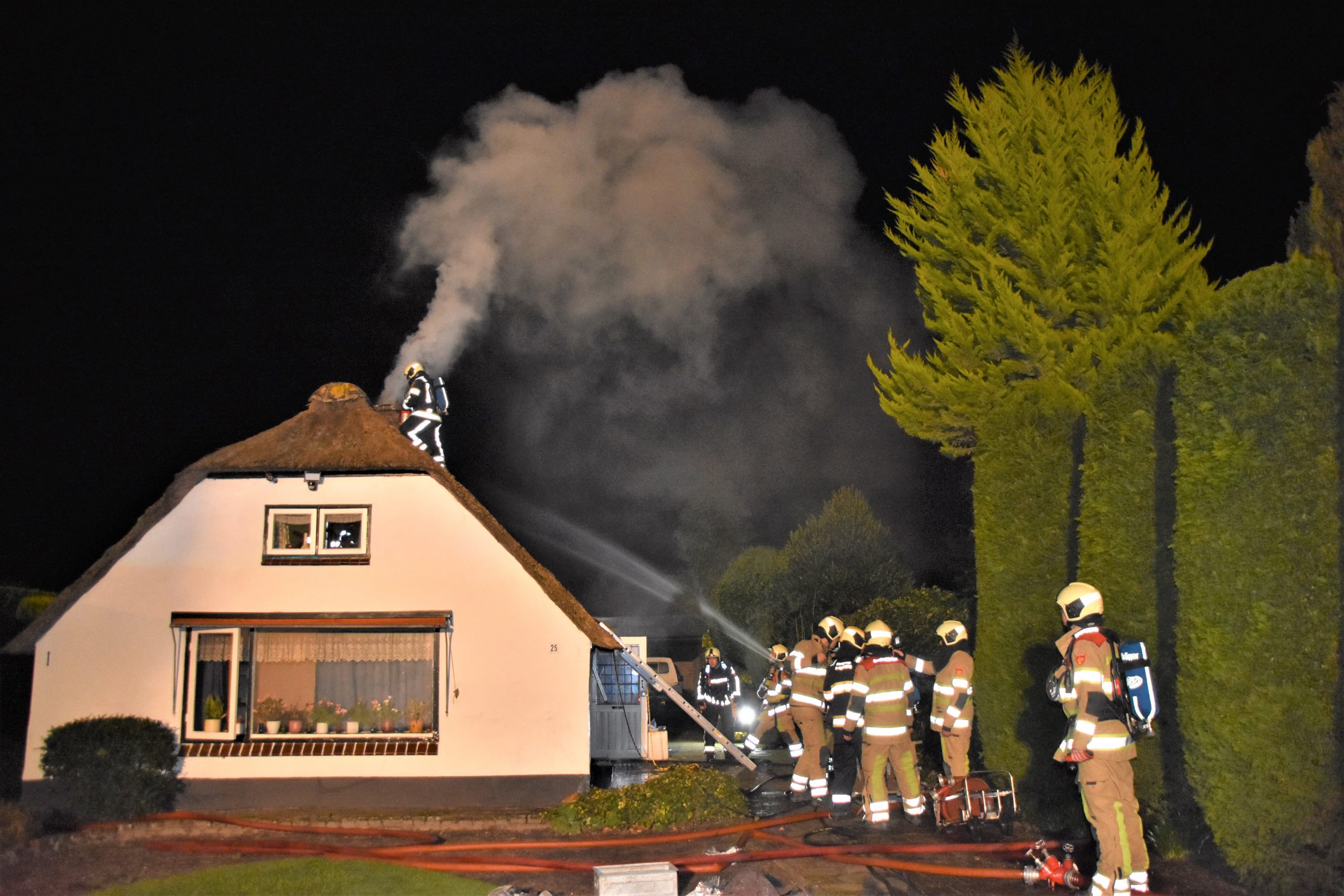 Vlammen uit schoorsteen, maar rieten dak gered