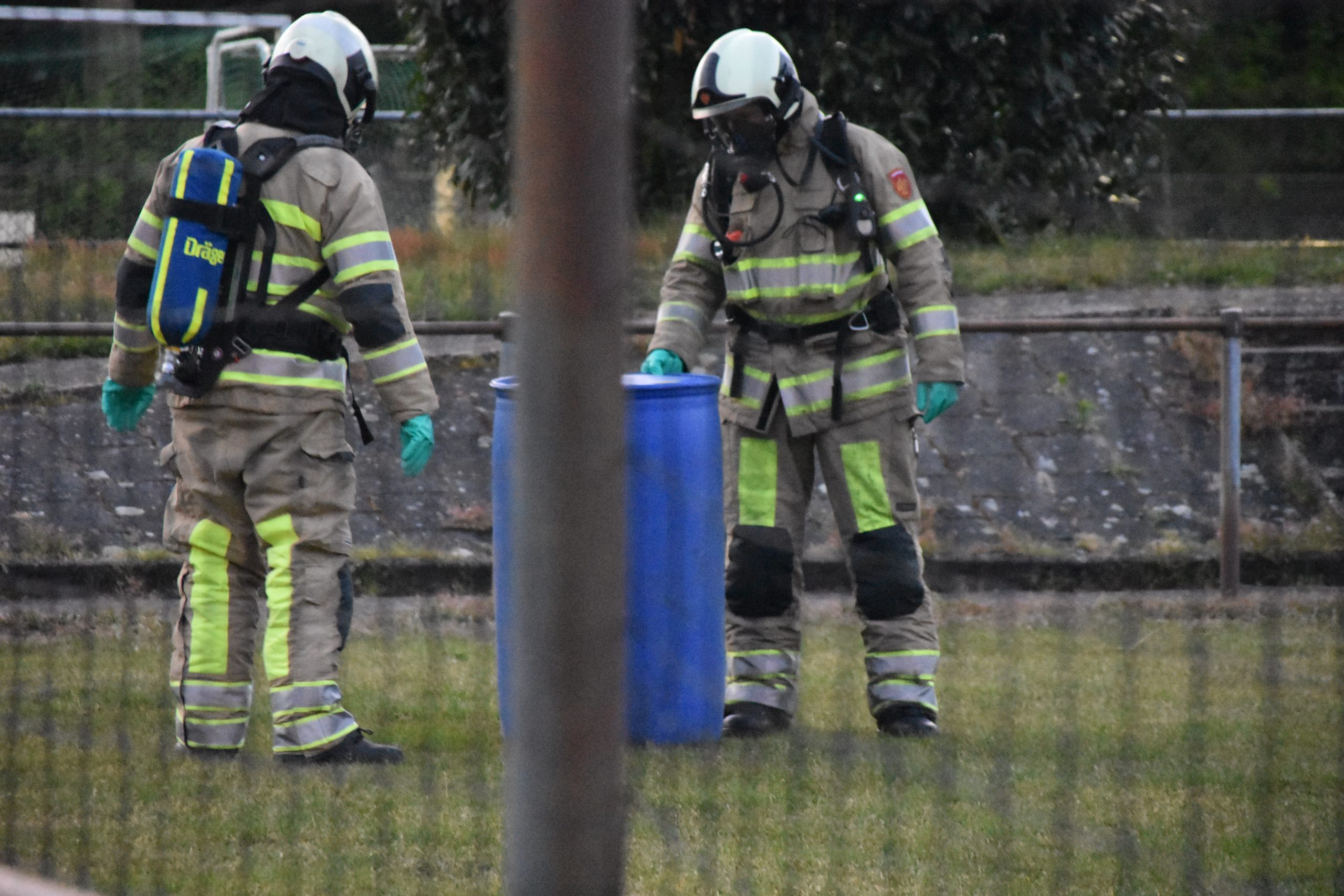 Brandweer controleert vat met zuur