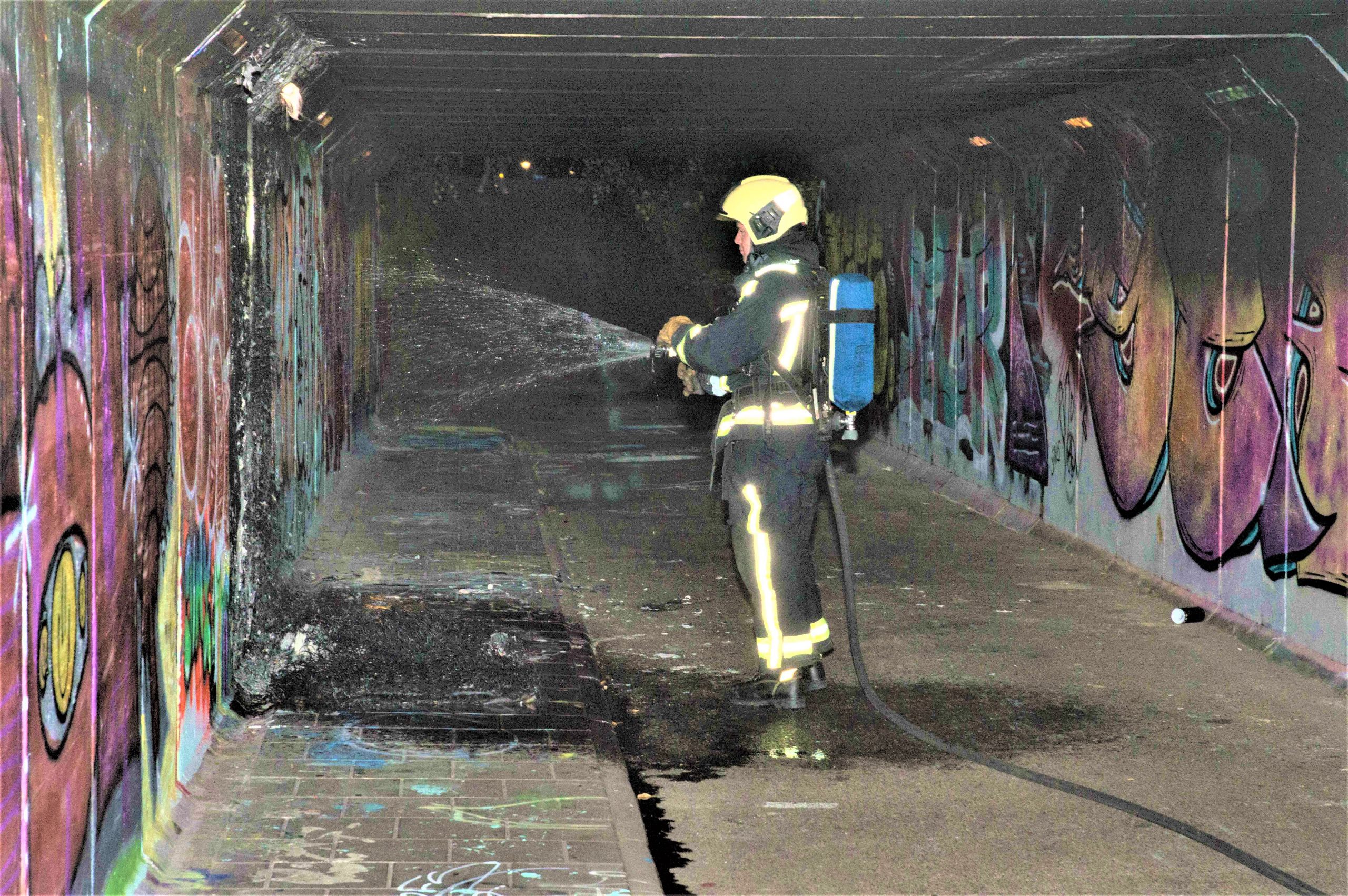 Graffitimuur zwartgeblakerd door brand