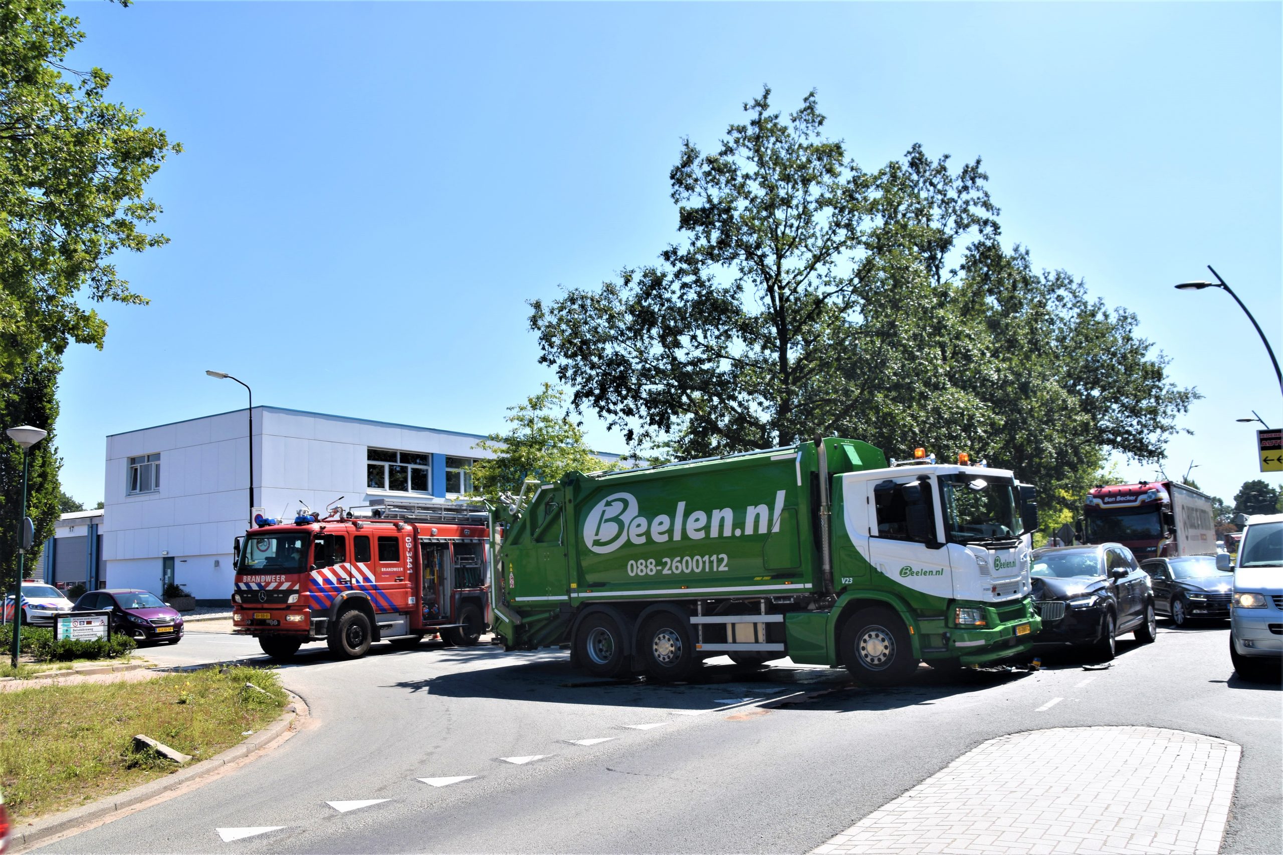 Brandweer reinigt wegdek na lekkage auto’s
