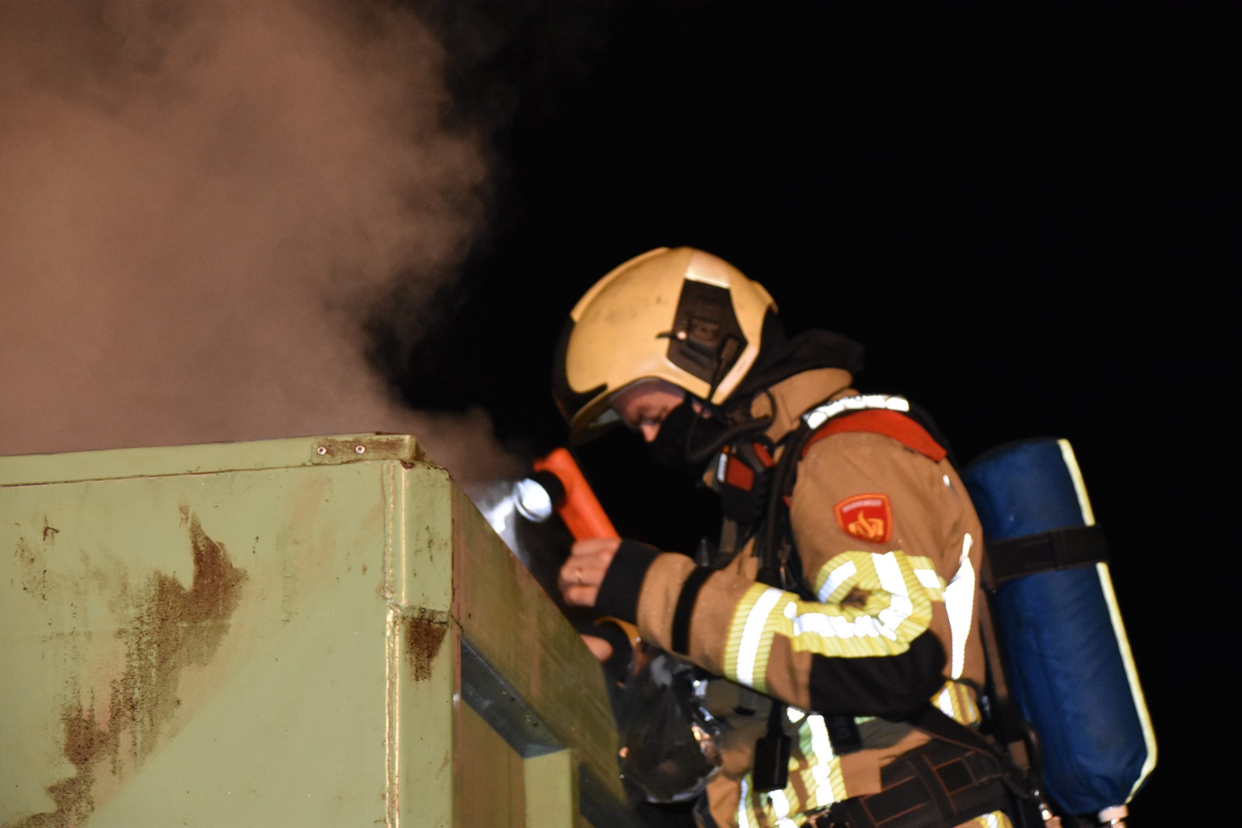 Container met houtvezels in brand