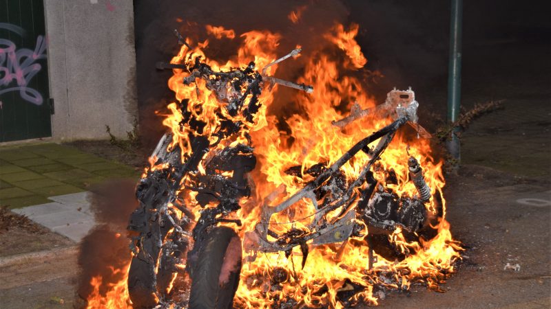 Driewielige motorscooter uitgebrand