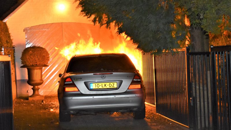 Auto in brand op oprit
