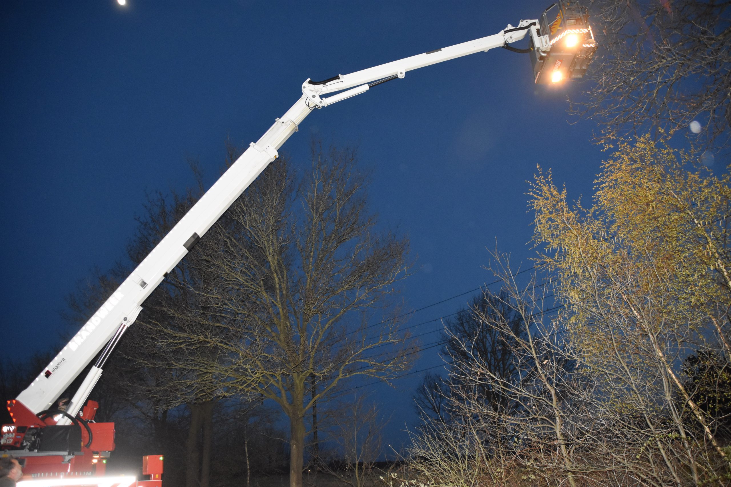 Zweefvliegtuigje landt in boom, brandweer brengt redding