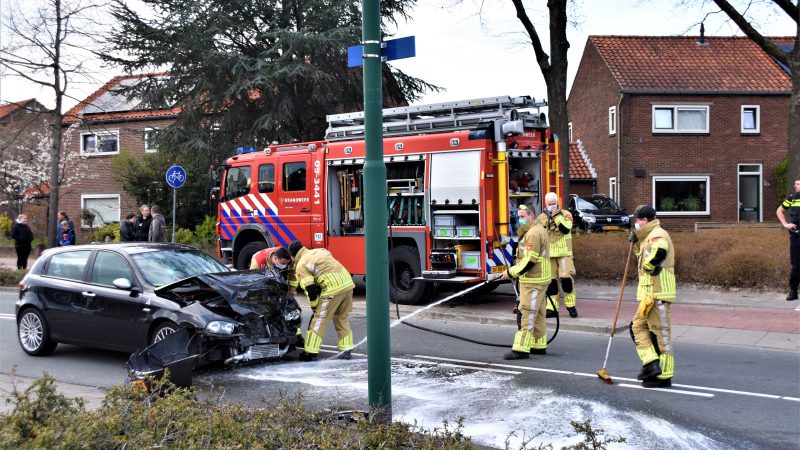 Brandweer spuit weg schoon na aanrijding