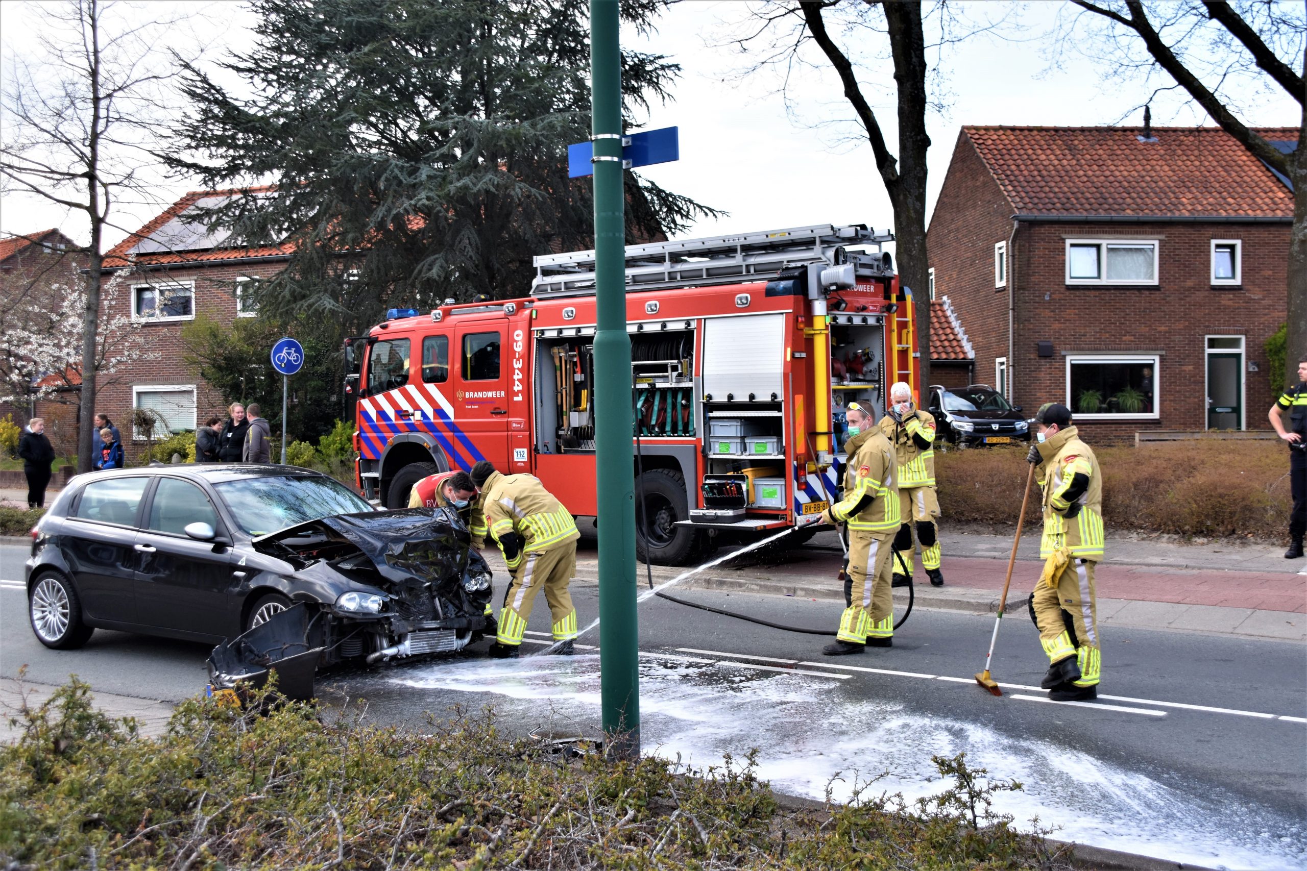 Brandweer spuit weg schoon na aanrijding