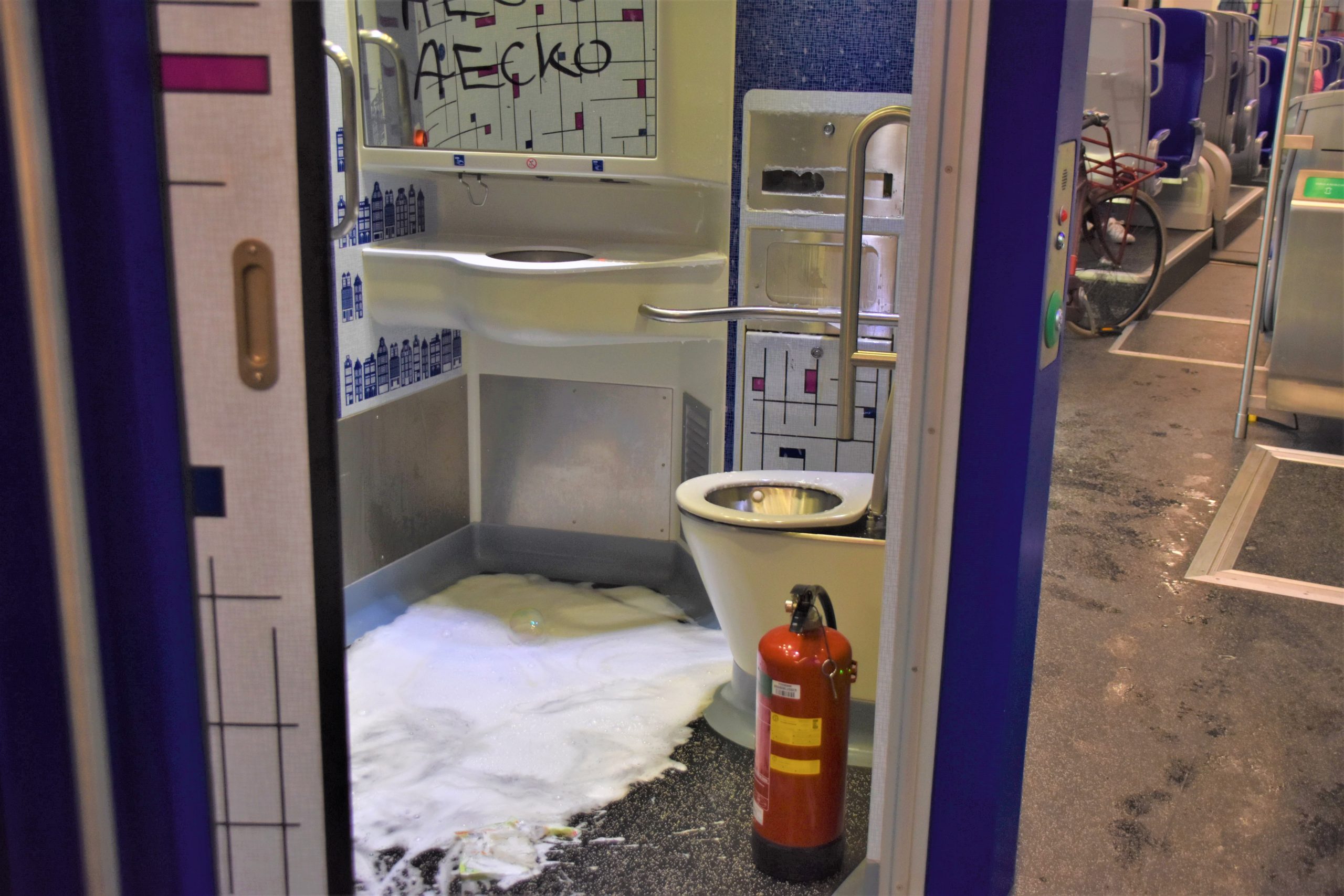 Treinvertraging en verkeerschaos door brandje in prullenbak
