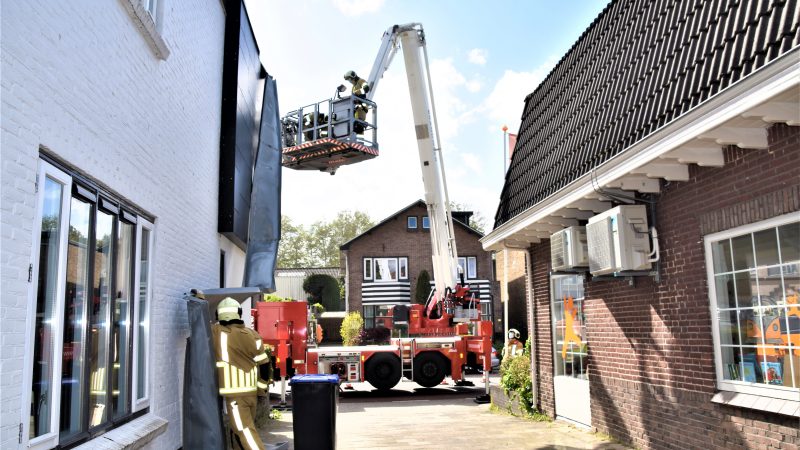 Dakrand los en boom op omvallen