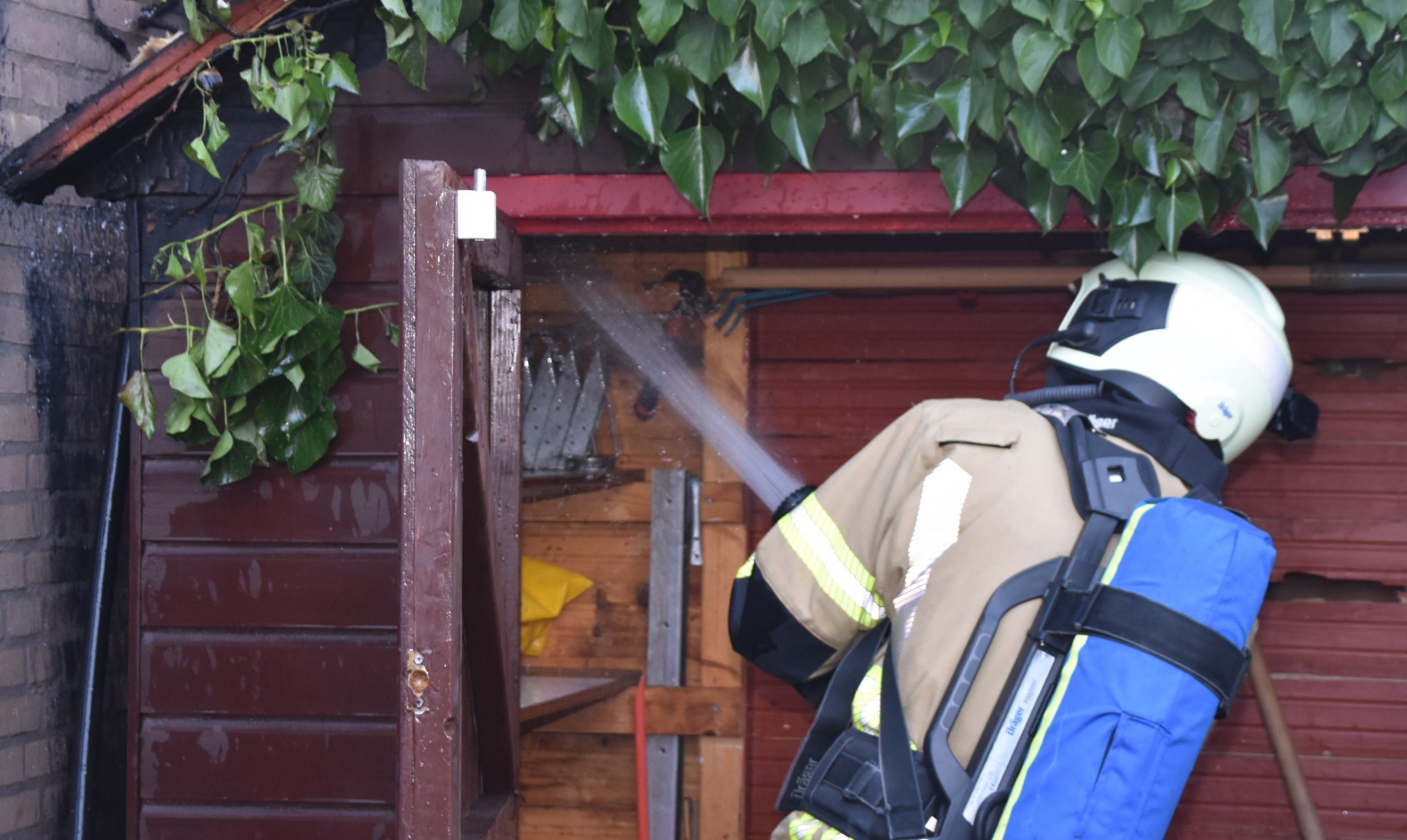 Onkruid wegbranden leidt bijna tot woningbrand