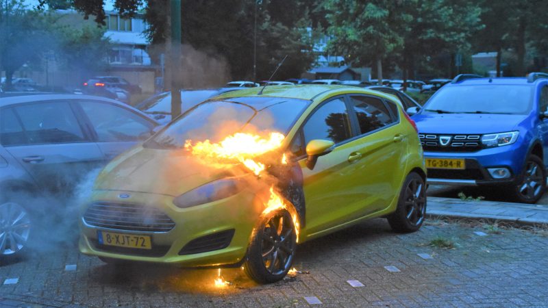 Auto in brand op parkeerplaats