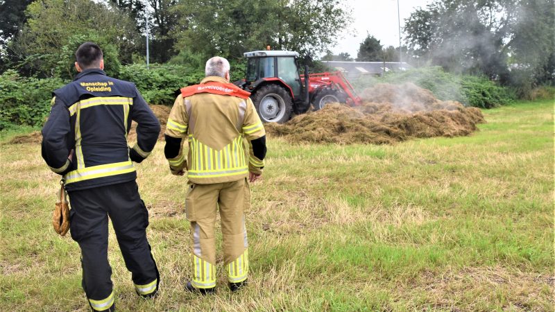Brandweer roept hulp in van kraan bij hooibroei