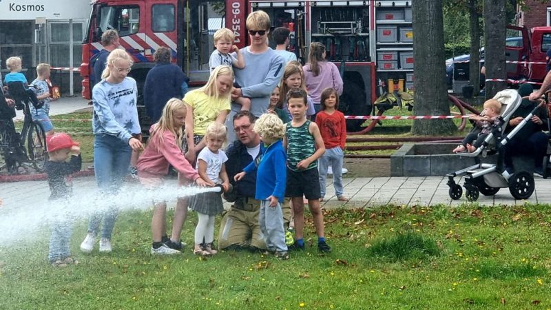Brandweer bij burendag in Sterrenberg