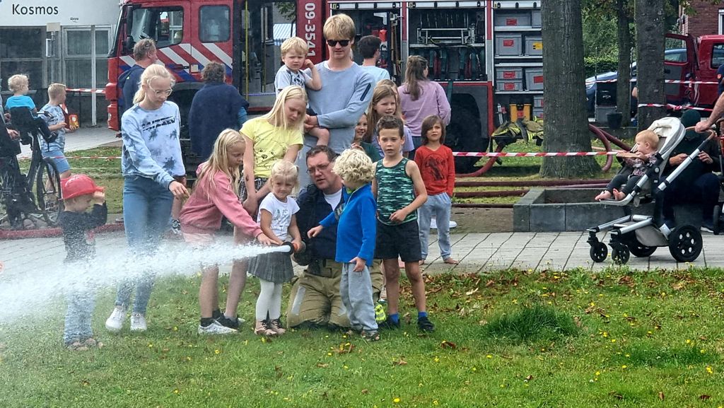 Brandweer bij burendag in Sterrenberg