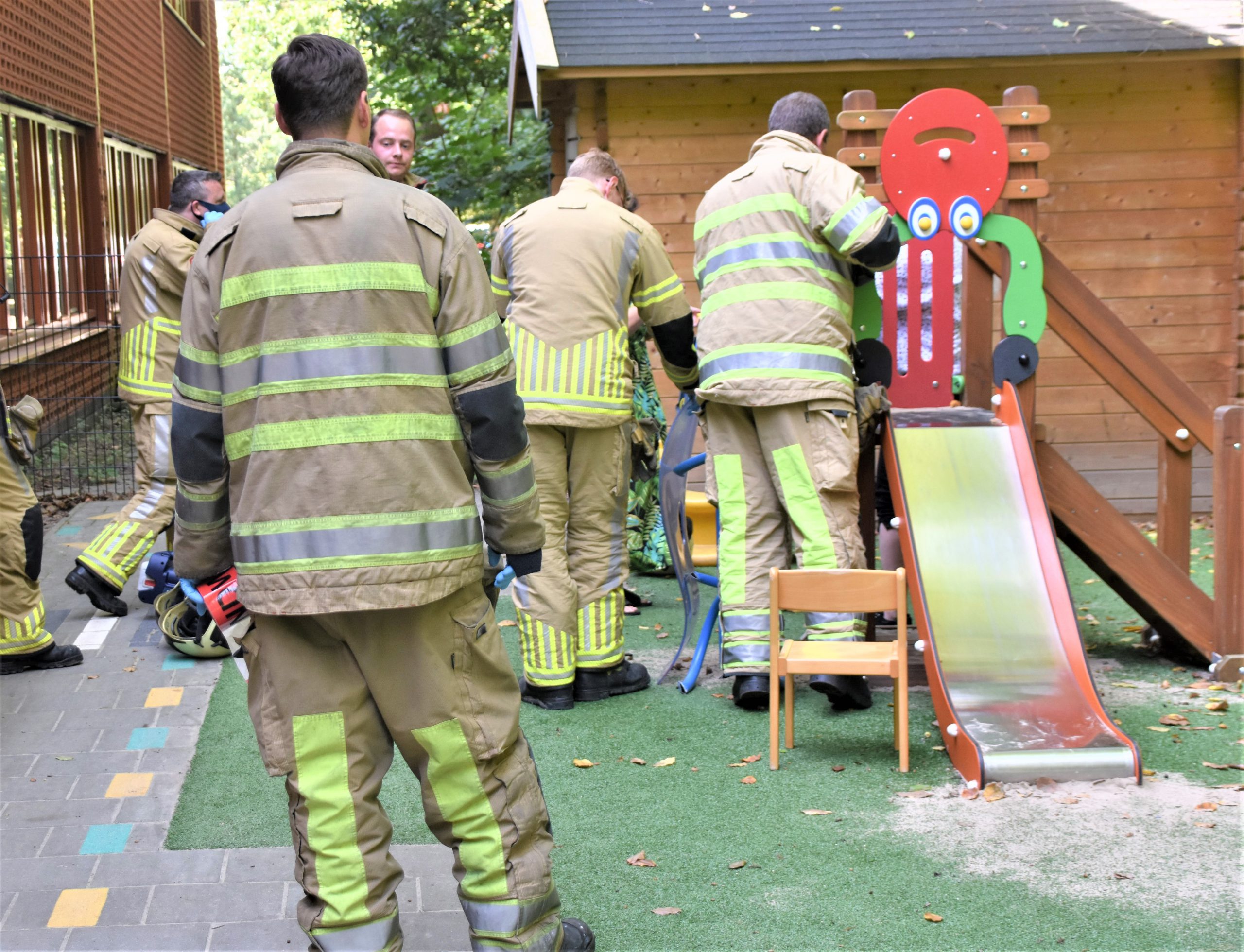 Brandweer bevrijdt kind uit speeltoestel