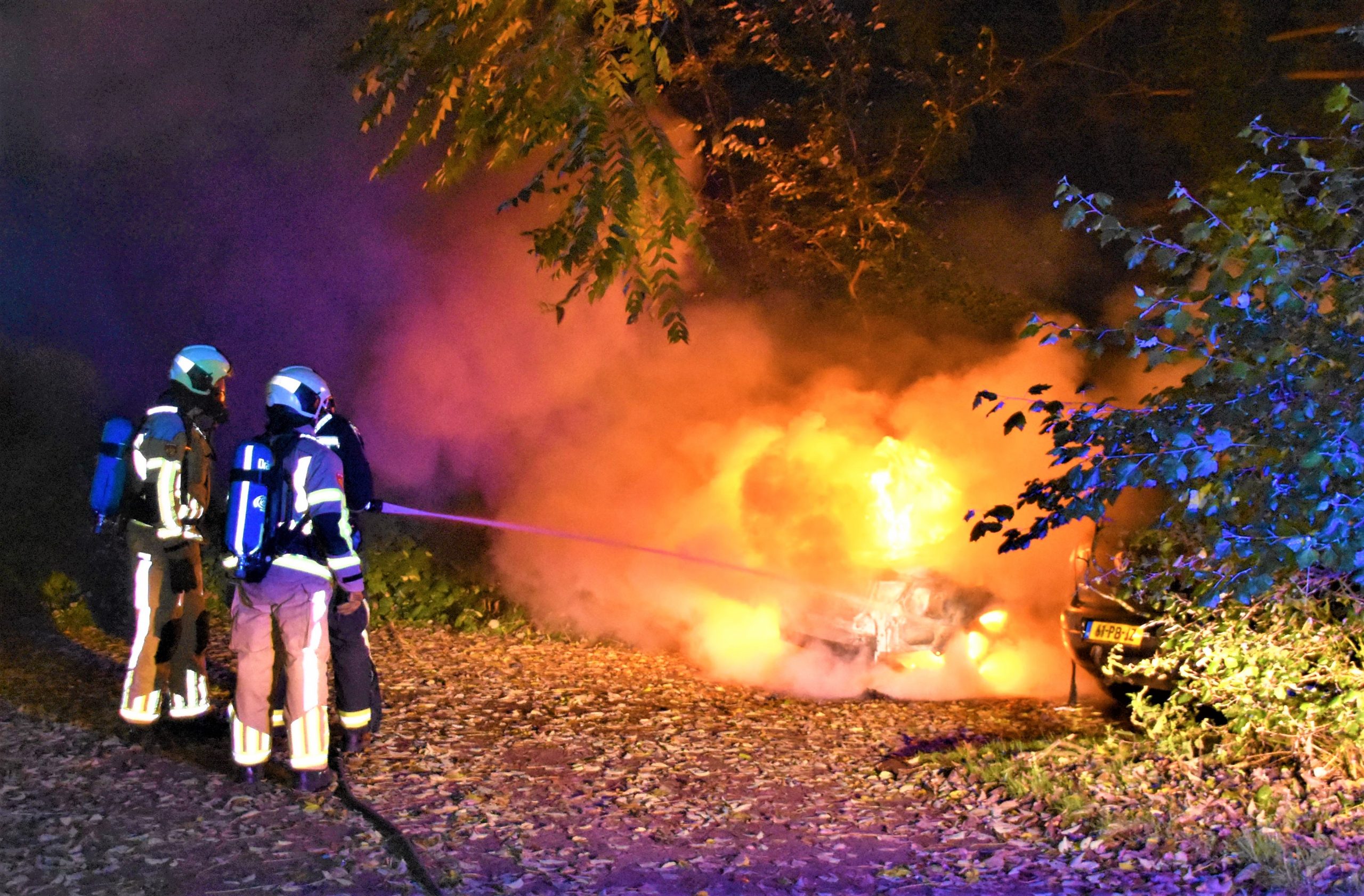 Auto op Weegbreestraat door brand verwoest