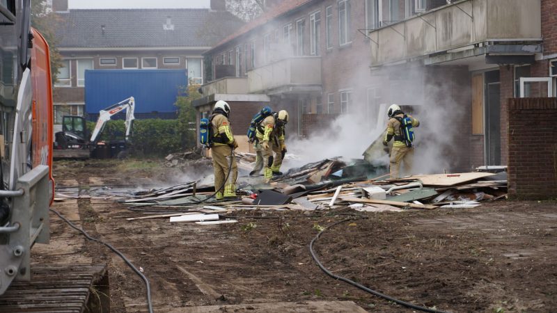 Houtafval in brand bij sloopwoningen