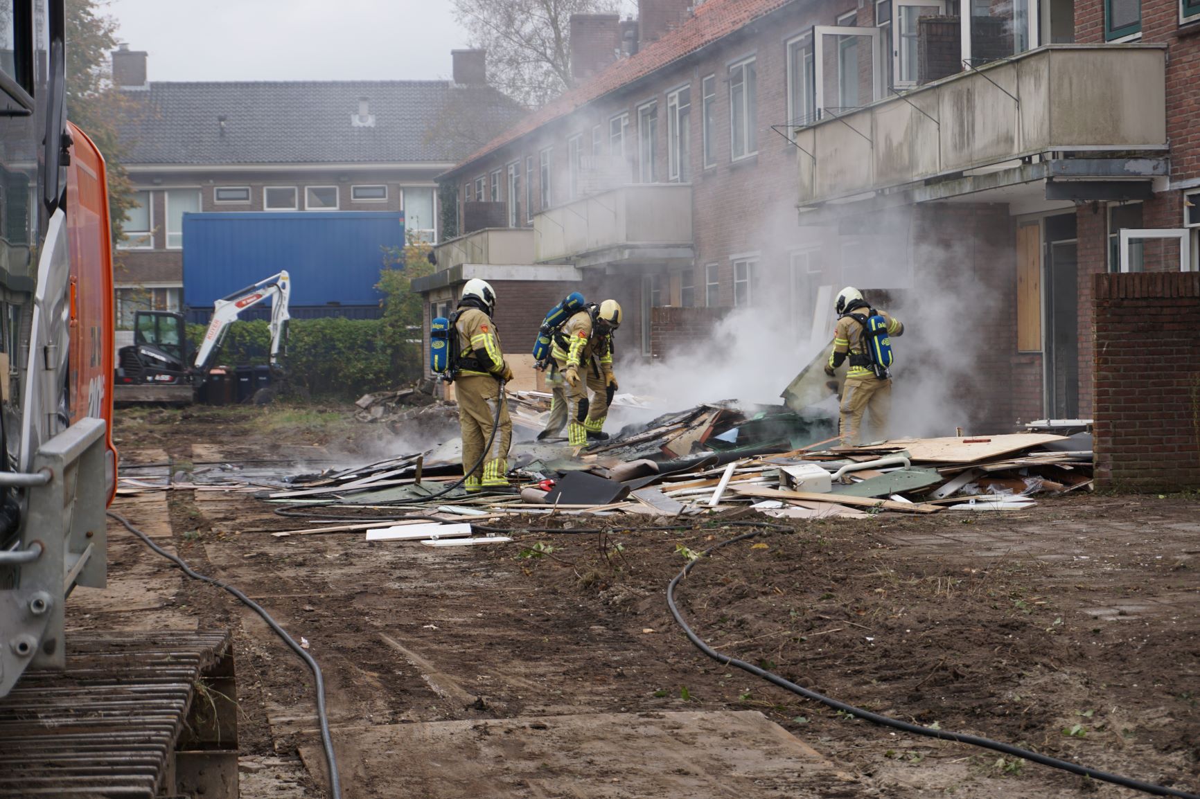 Houtafval in brand bij sloopwoningen