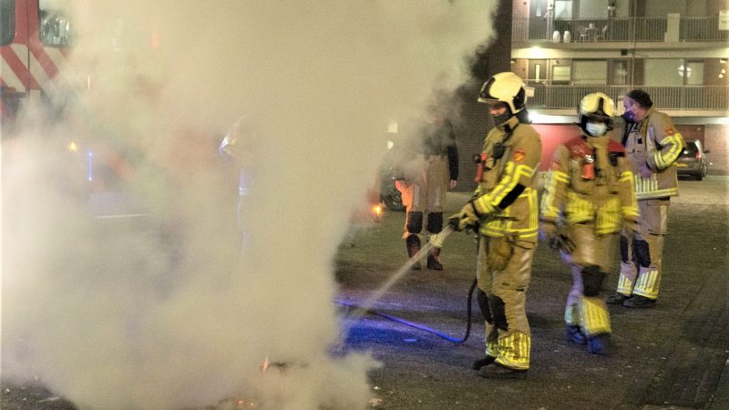 Brandweer blust vuurwerkresten