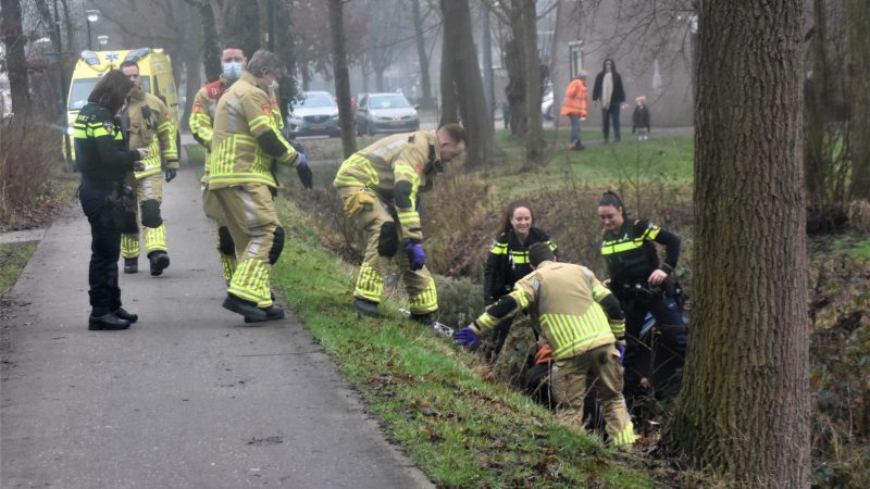 Vrouw met scootmobiel te water