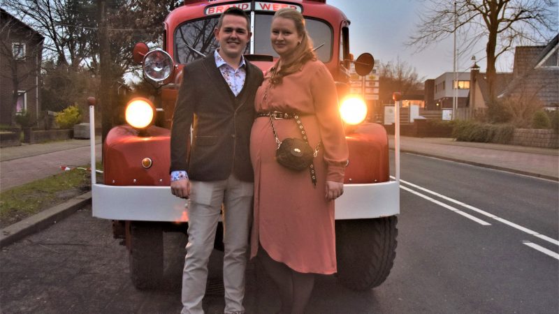 Paradepaardje brandweer van stal voor huwelijk