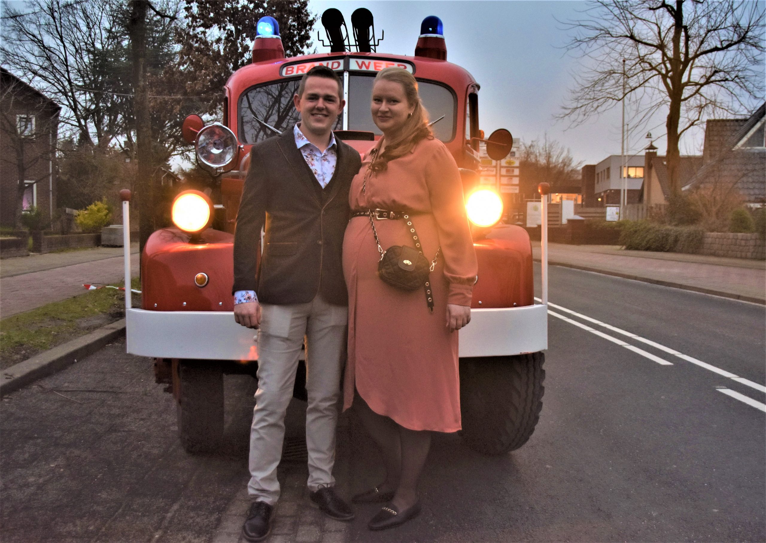 Paradepaardje brandweer van stal voor huwelijk