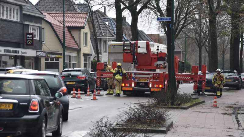 Storm rukt schoorsteenopbouw los