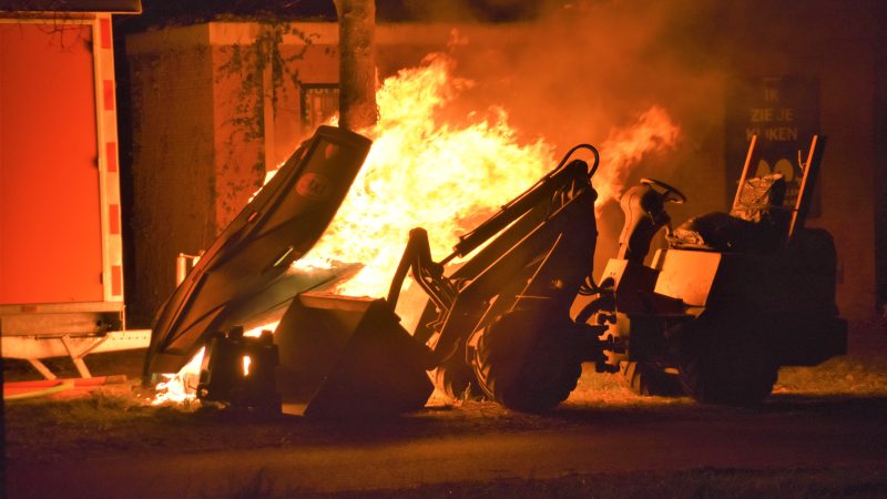 Bouwkeet en shovel aangetast door brand in mobiel toilet