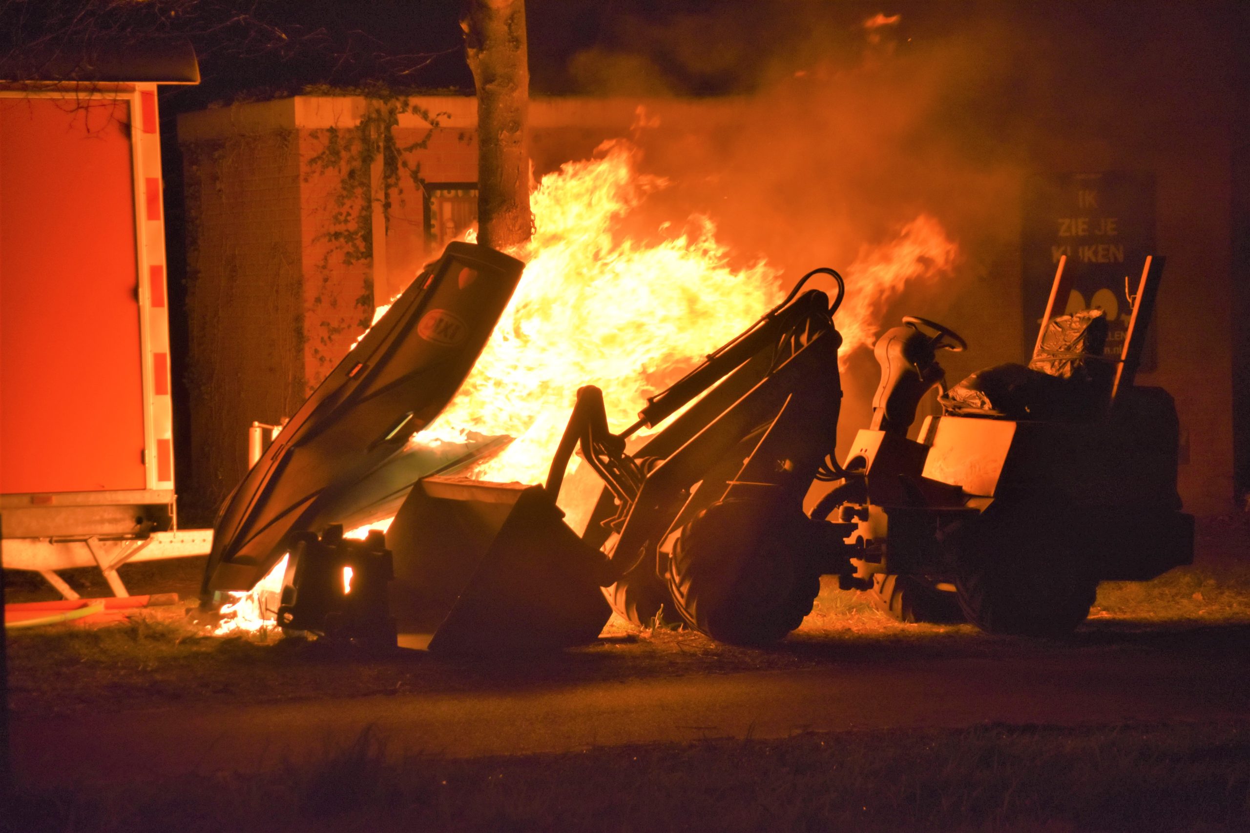 Bouwkeet en shovel aangetast door brand in mobiel toilet
