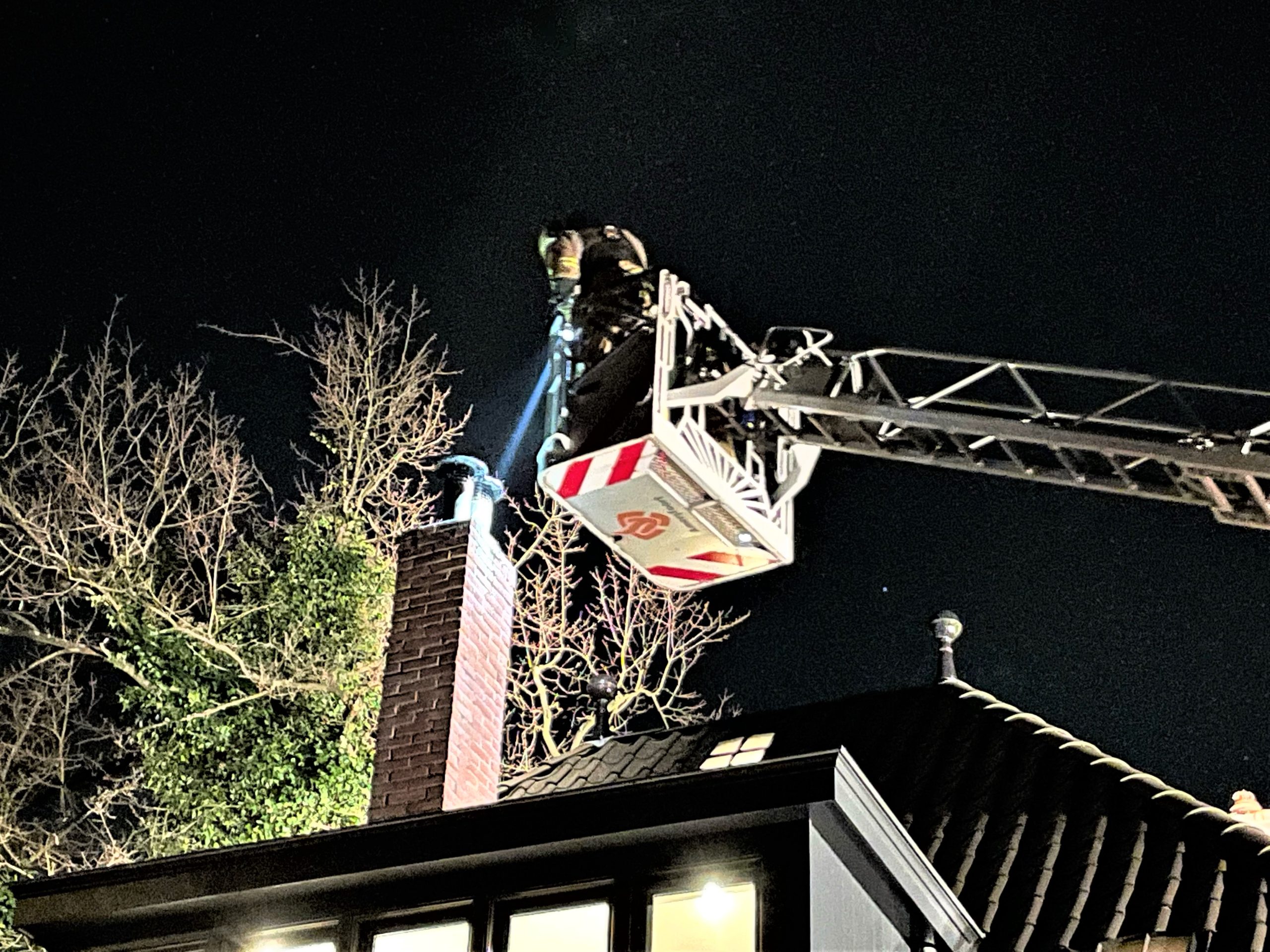 Schoorsteen geveegd na brandmelding