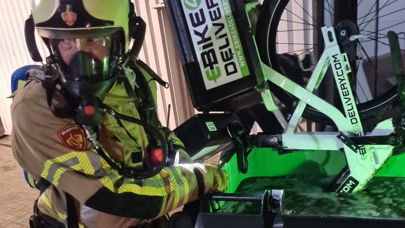 Accu pizza-bezorgfiets in brand